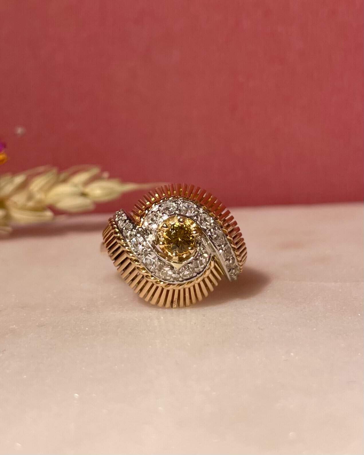 Bague Tourbillon Saphir Jaune et Diamants "Emmna" - Elliade Paris