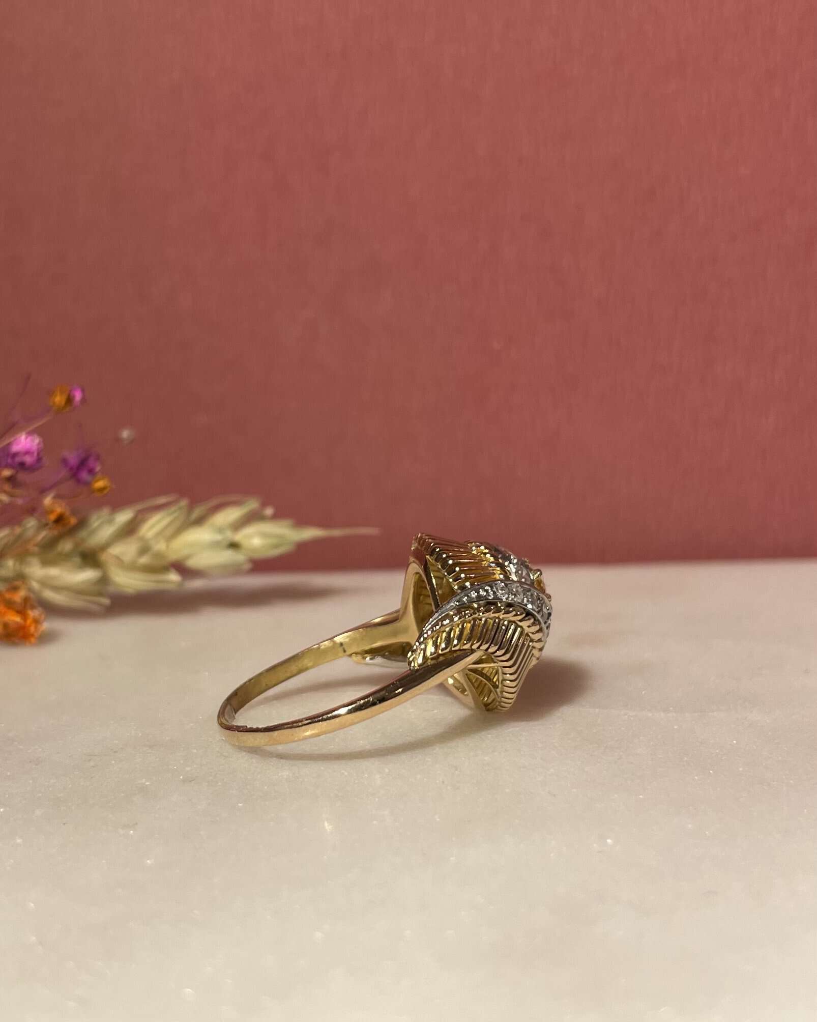 Bague Tourbillon Saphir Jaune et Diamants "Emmna" - Elliade Paris