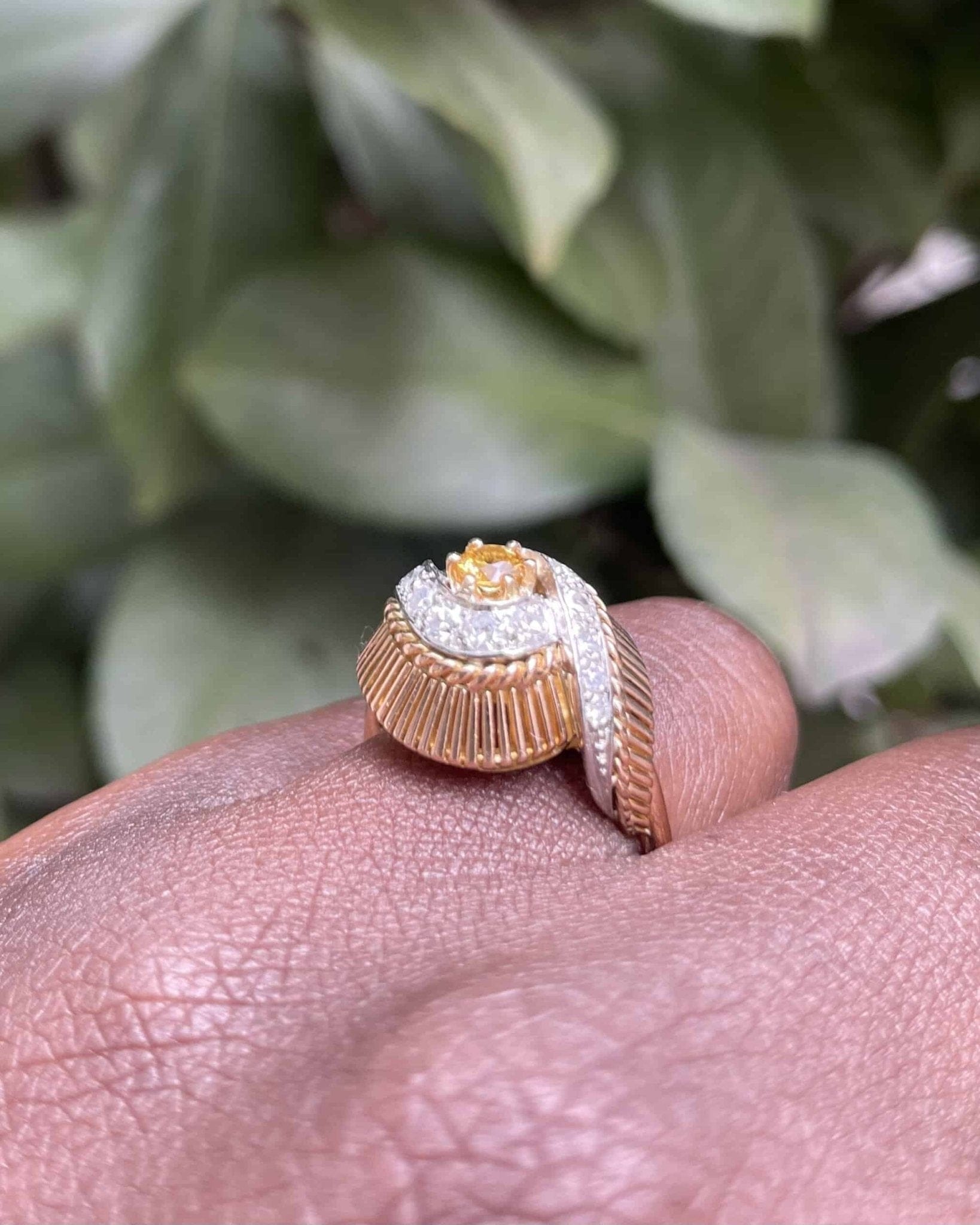 Bague Tourbillon Saphir Jaune et Diamants "Emmna" - Elliade Paris