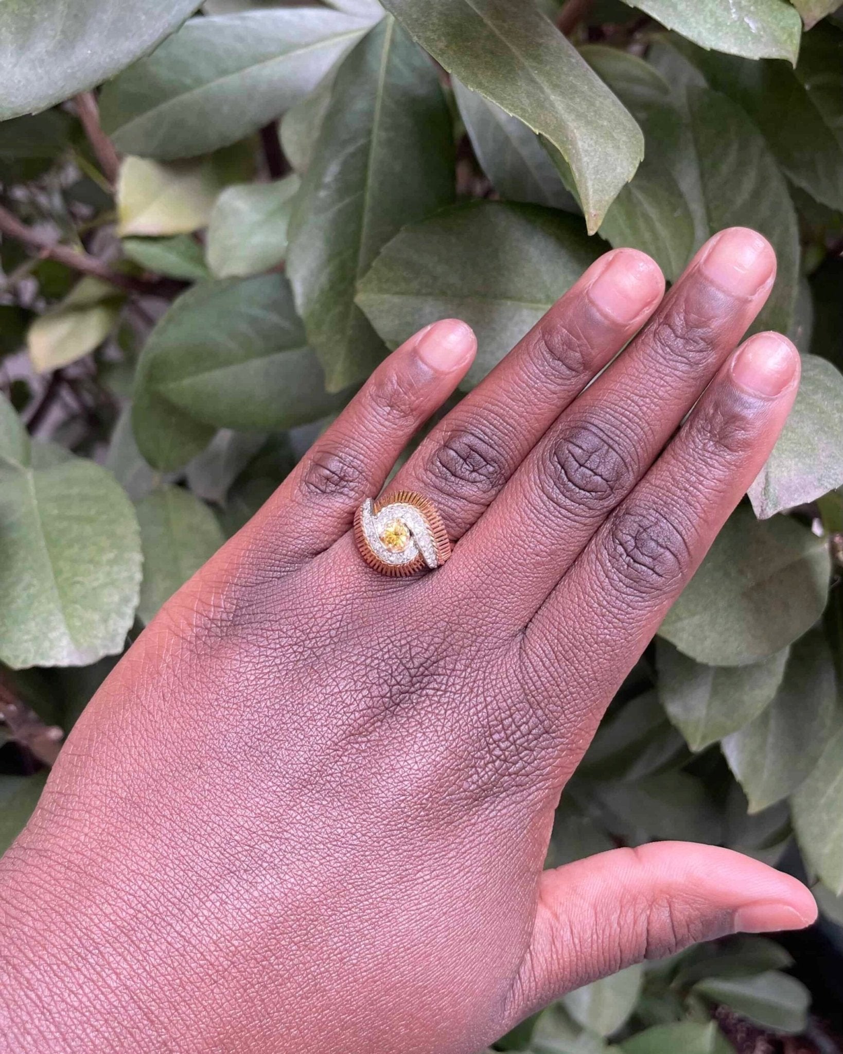 Bague Tourbillon Saphir Jaune et Diamants "Emmna" - Elliade Paris