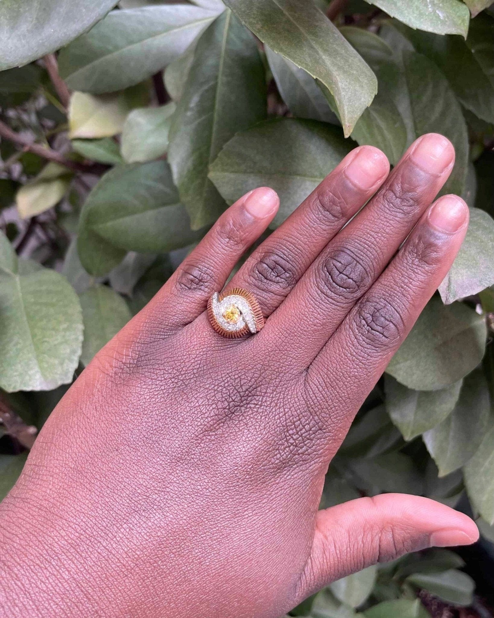 Bague Tourbillon Saphir Jaune et Diamants "Emmna" - Elliade Paris