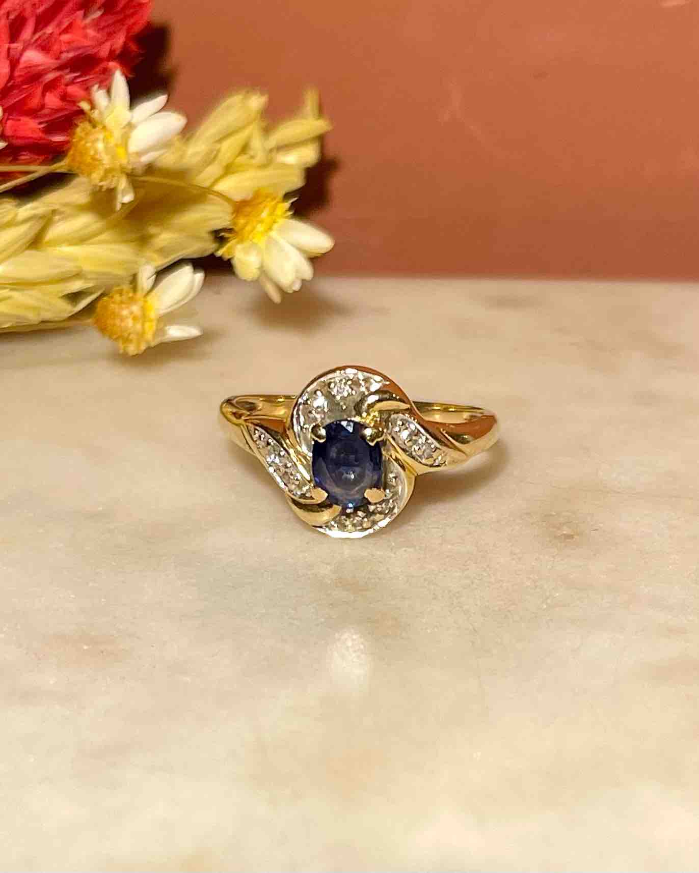 Anillo Tourbillon estilo Art Déco con zafiro y diamantes "Margot"