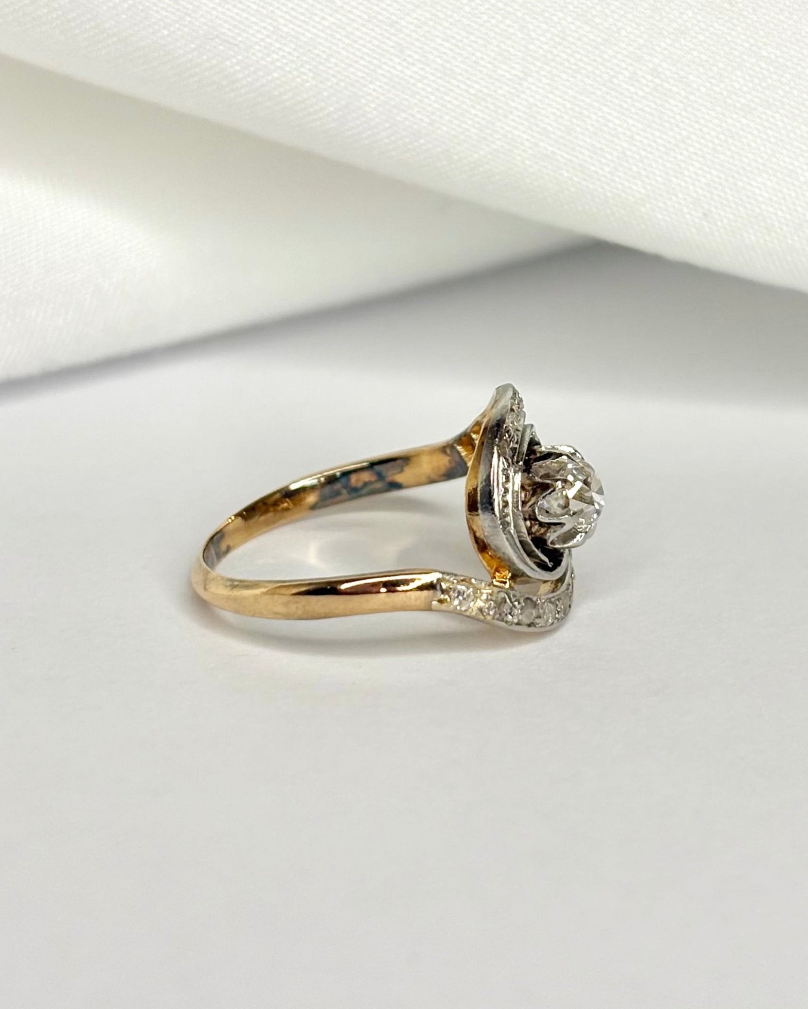 Bague Tourbillon Style Art Nouveau Diamants 0.38 carat "Nessia" - Elliade Paris