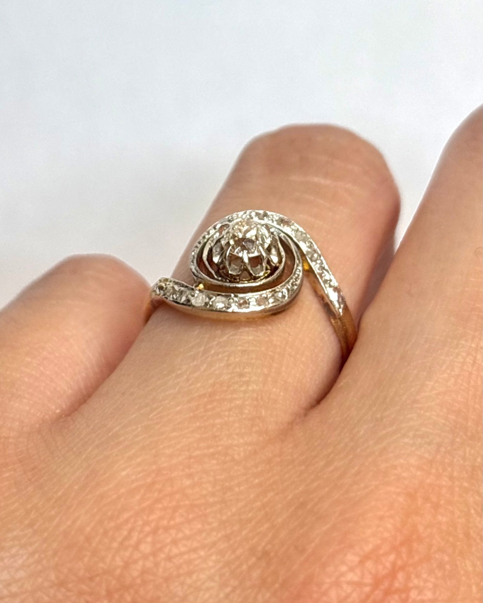 Bague Tourbillon Style Art Nouveau Diamants 0.38 carat "Nessia" - Elliade Paris