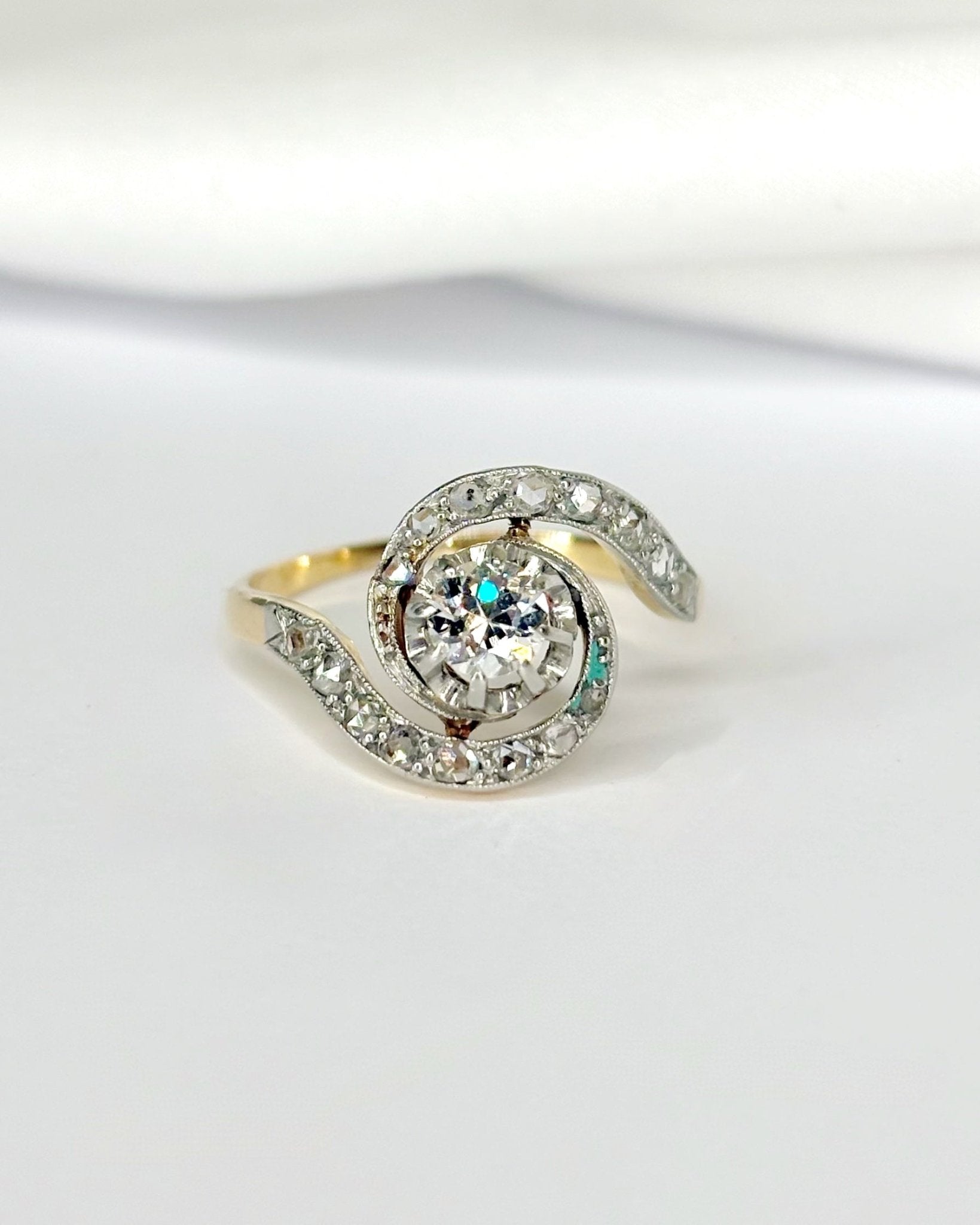 Bague Tourbillon Style Art Nouveau Diamants 0.40 carat "Tallulah" - Elliade Paris