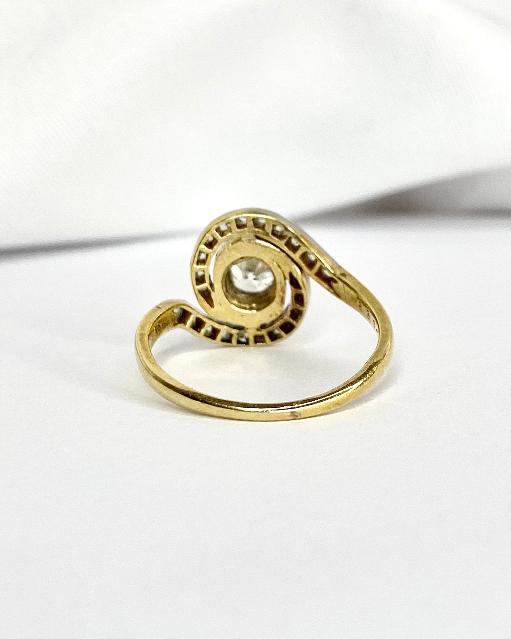 Bague Tourbillon Style Art Nouveau Diamants 0.67 carat "Alexandra" - Elliade Paris