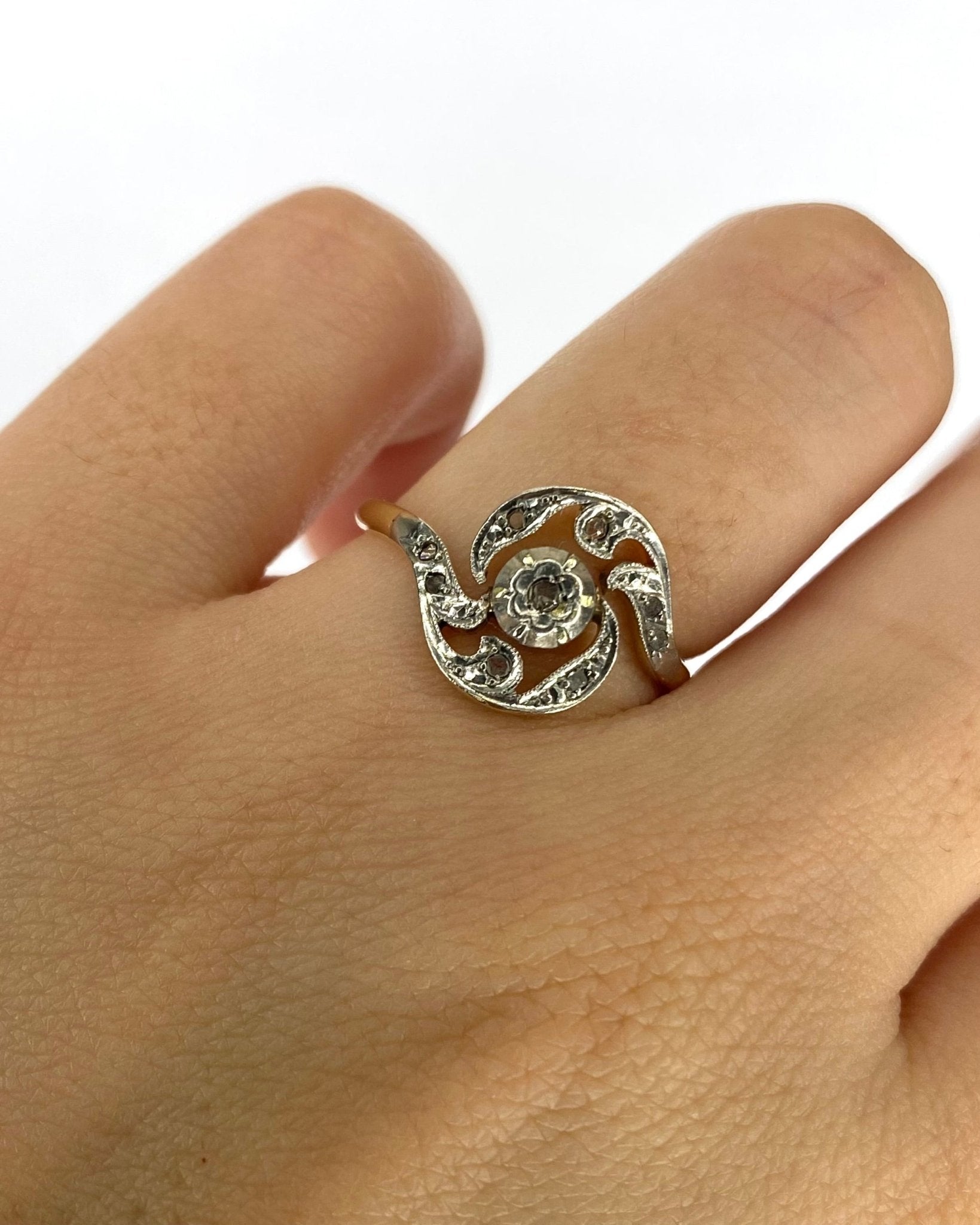 Bague Tourbillon Style Art Nouveau Diamants "Lola" - Elliade Paris