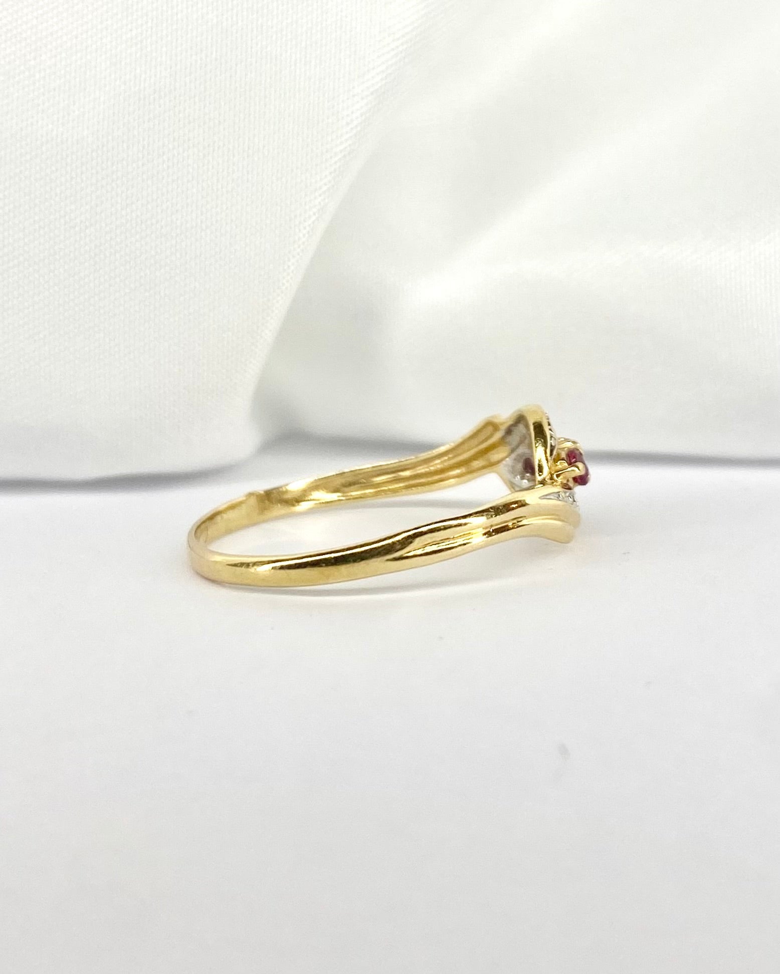 Bague Tourbillon Trilogie Rubis 0.30 carat "Hortense" - Elliade Paris