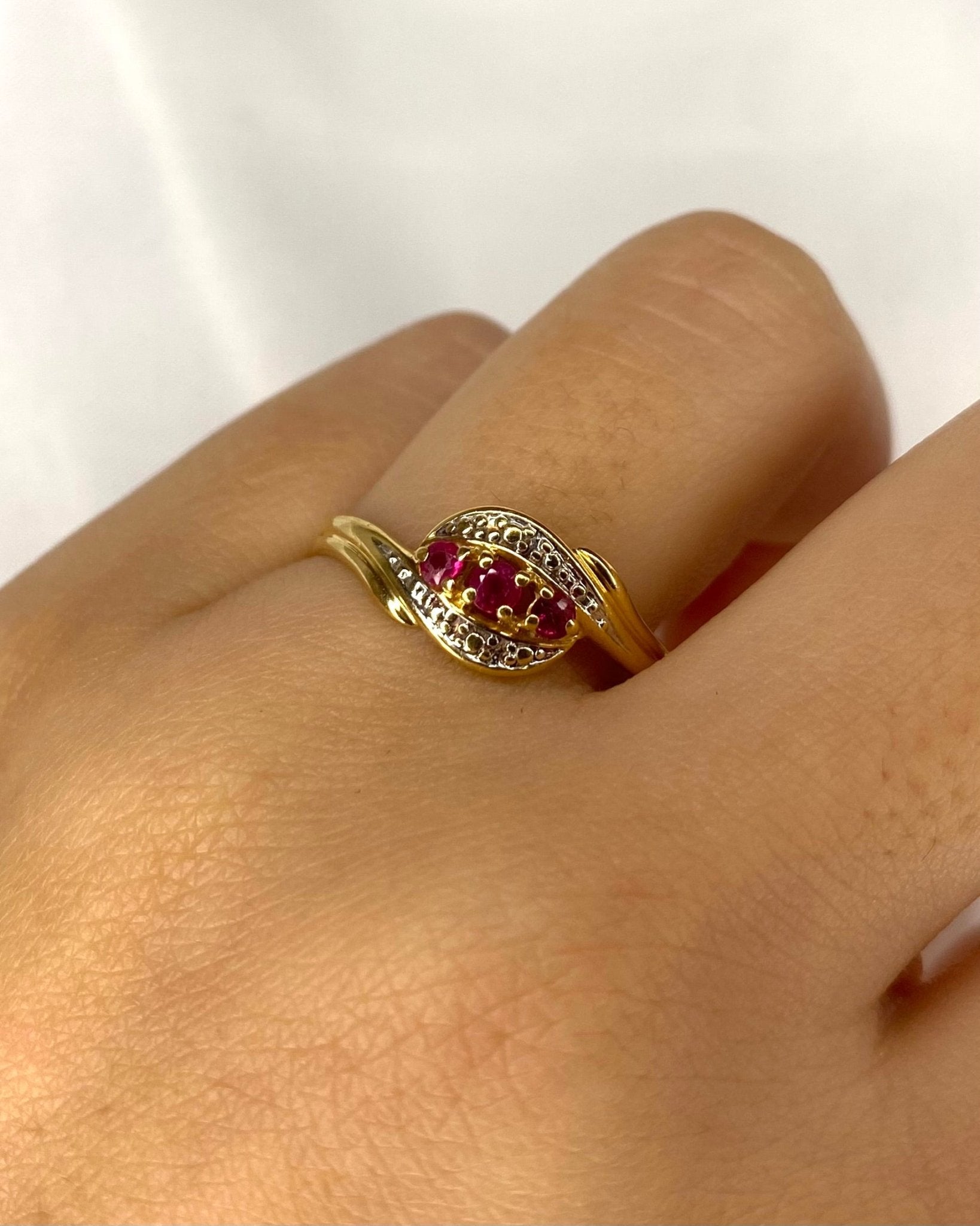 Bague Tourbillon Trilogie Rubis 0.30 carat "Hortense" - Elliade Paris