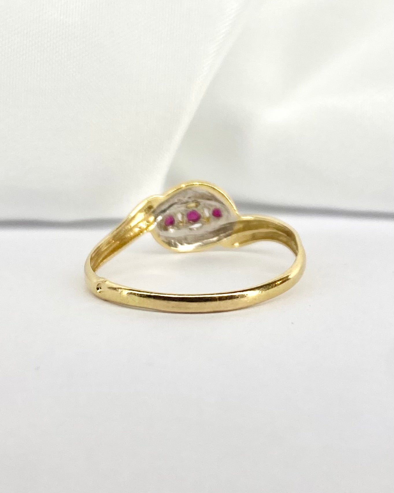 Bague Tourbillon Trilogie Rubis 0.30 carat "Hortense" - Elliade Paris