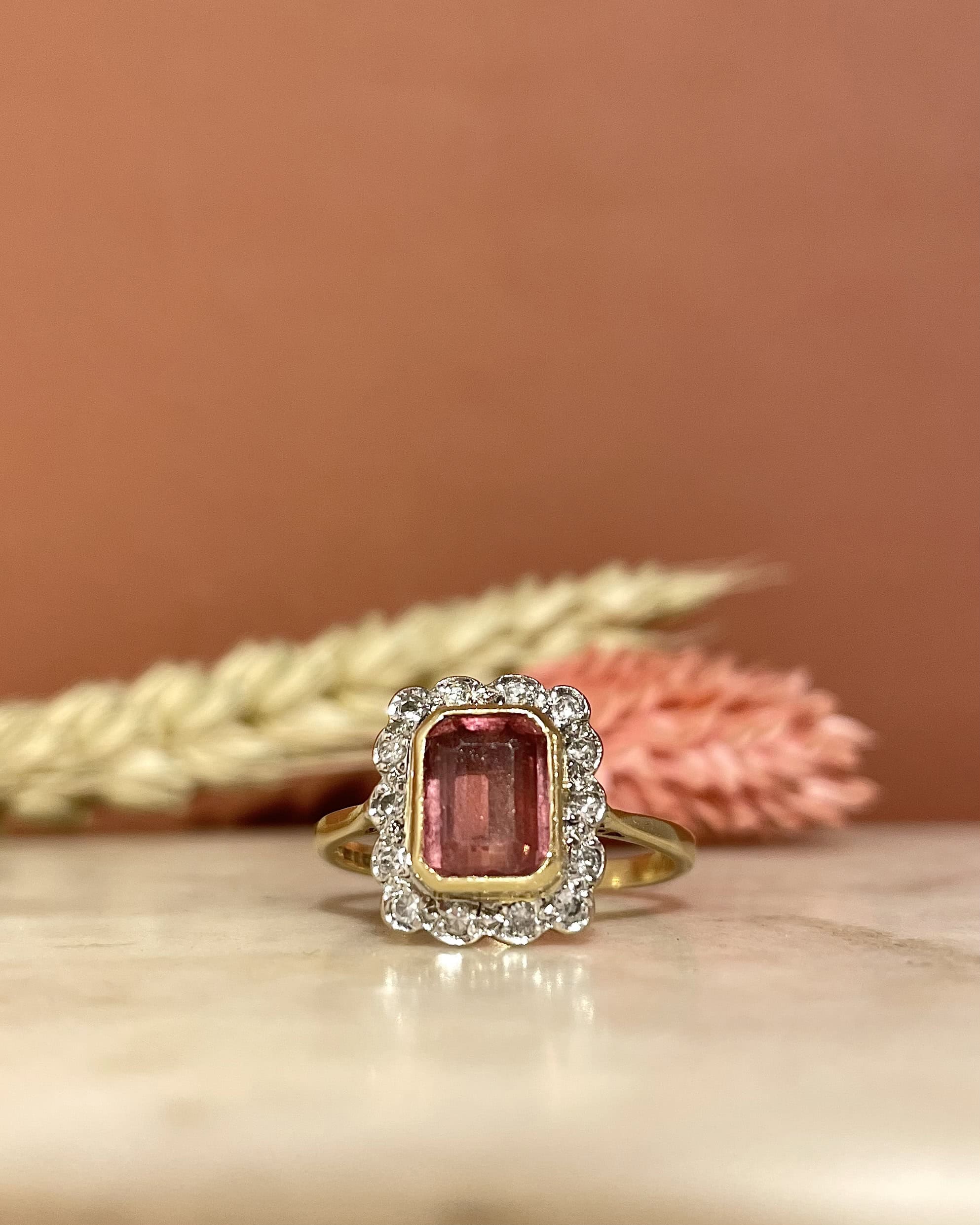 Anillo Art Déco con turmalina rosa de 1,50 quilates y diamantes "Gaïa"
