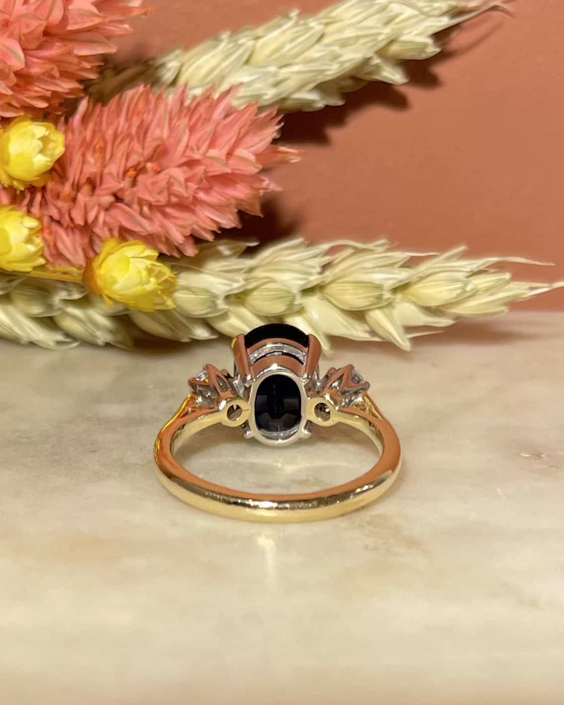 Anillo "Lindsay" de trilogía de zafiros y diamantes de 2,80 quilates