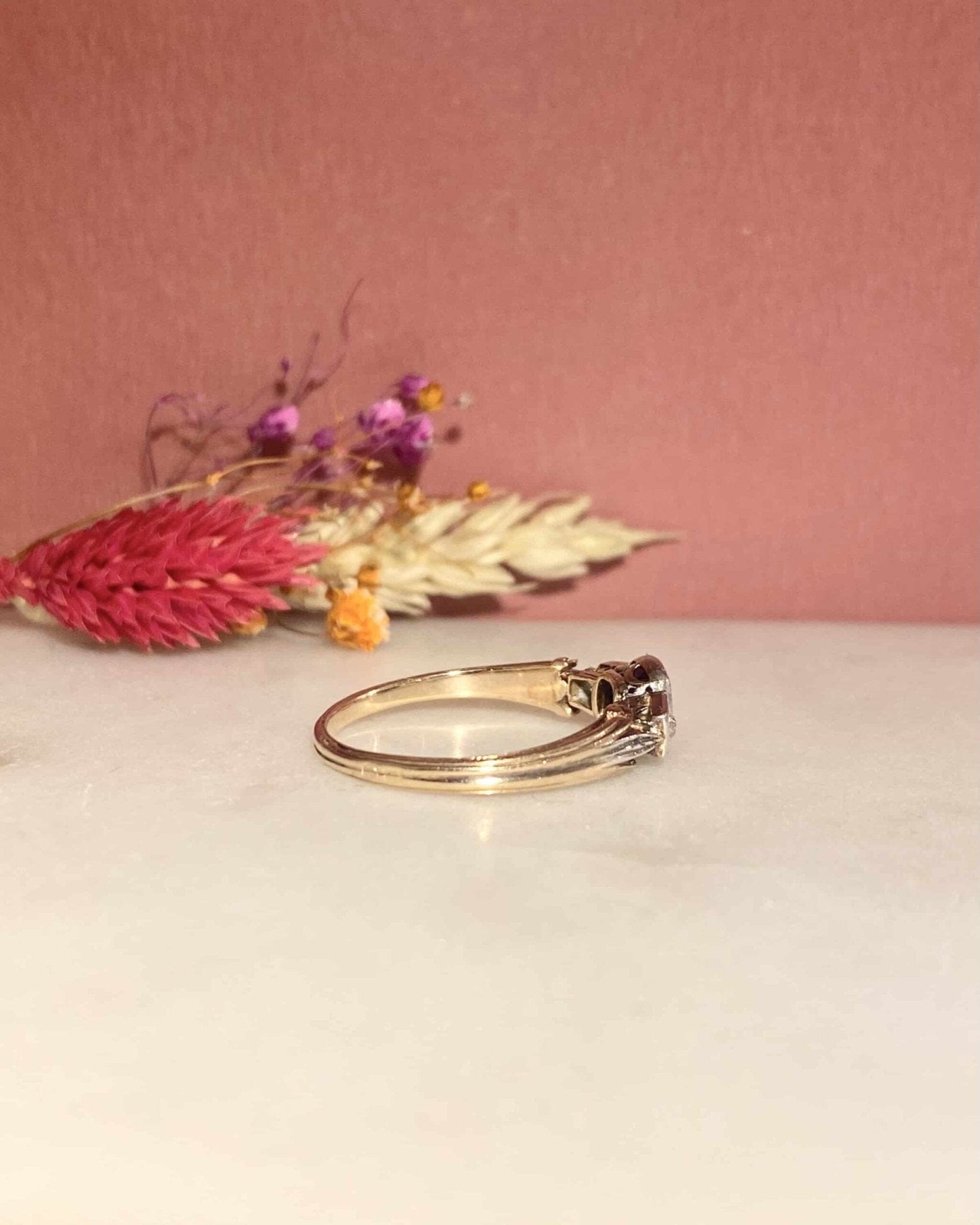 Bague Trilogie Art - Déco Saphir 0.90 carat & Diamants "Marie" - Elliade Paris