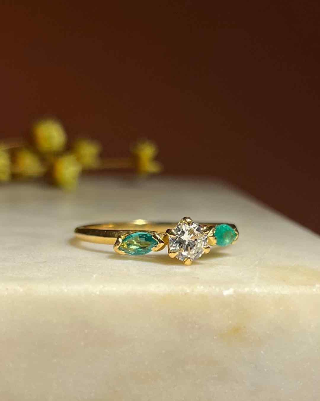 Bague Trilogie Diamant et Emeraudes "Anastasia" - Elliade Paris
