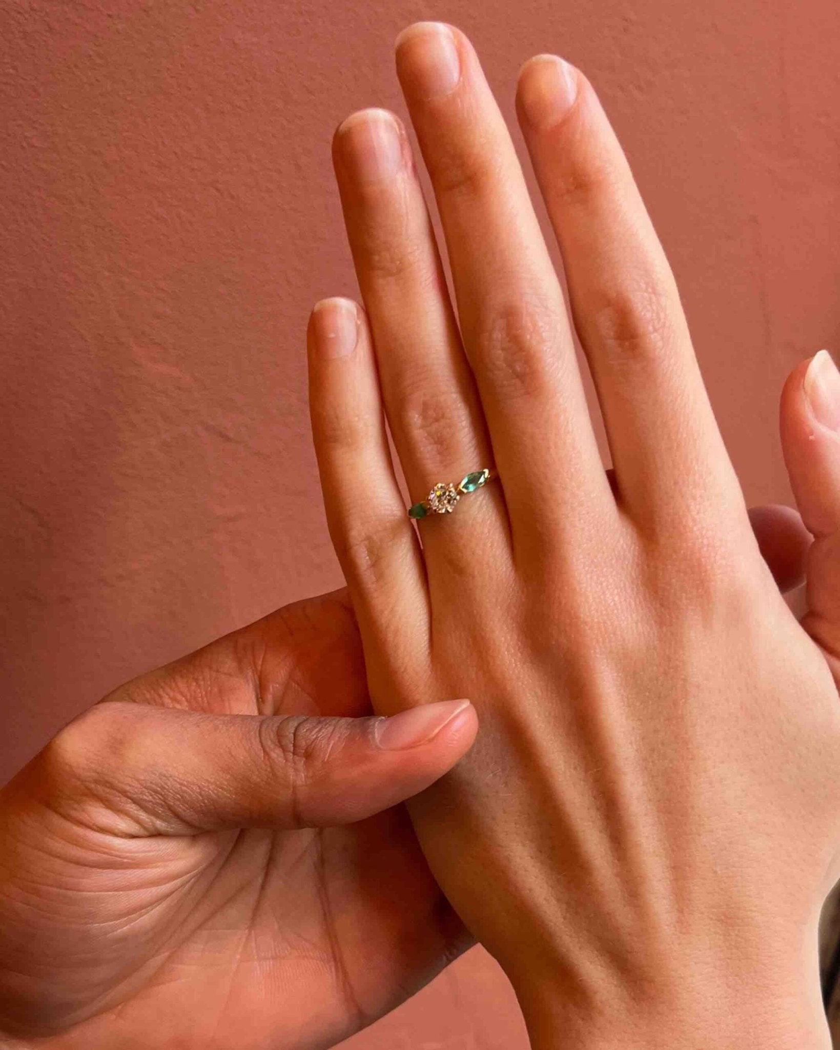 Bague Trilogie Diamant et Emeraudes "Anastasia" - Elliade Paris