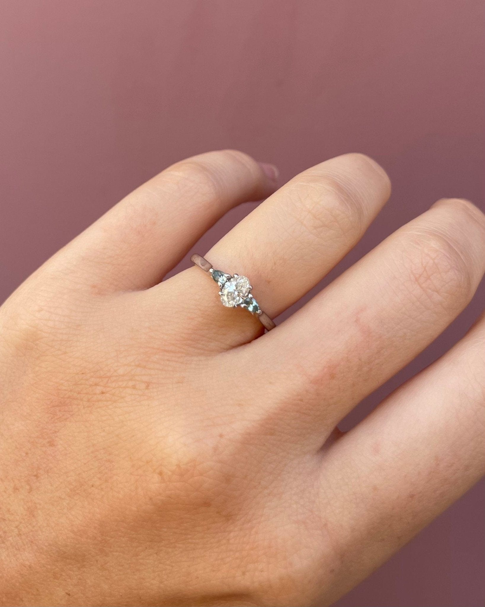 Bague Trilogie Diamant ovale 0.37 carat & Tourmalines "Athénaïs" - Elliade Paris