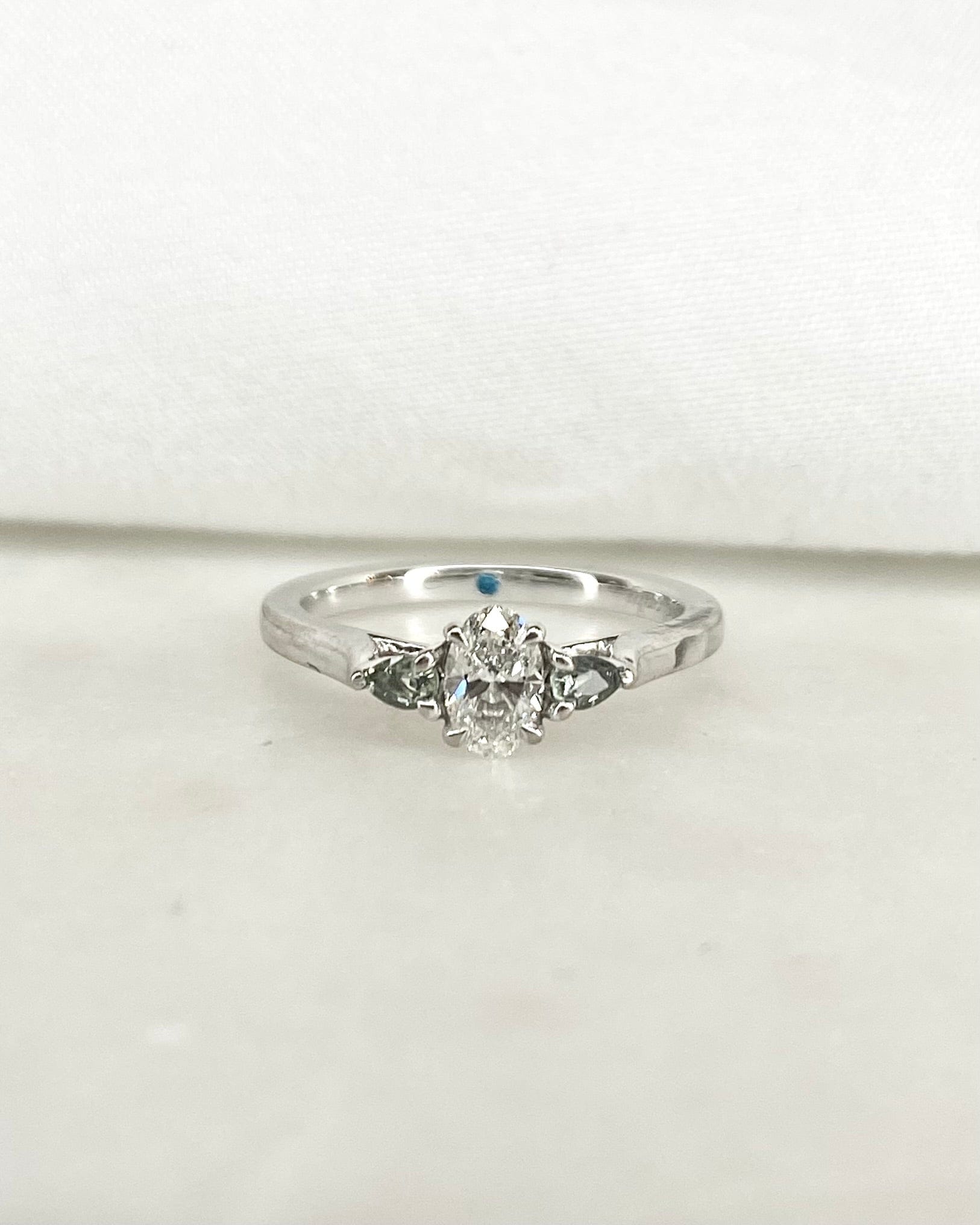 Bague Trilogie Diamant ovale 0.37 carat & Tourmalines "Athénaïs" - Elliade Paris