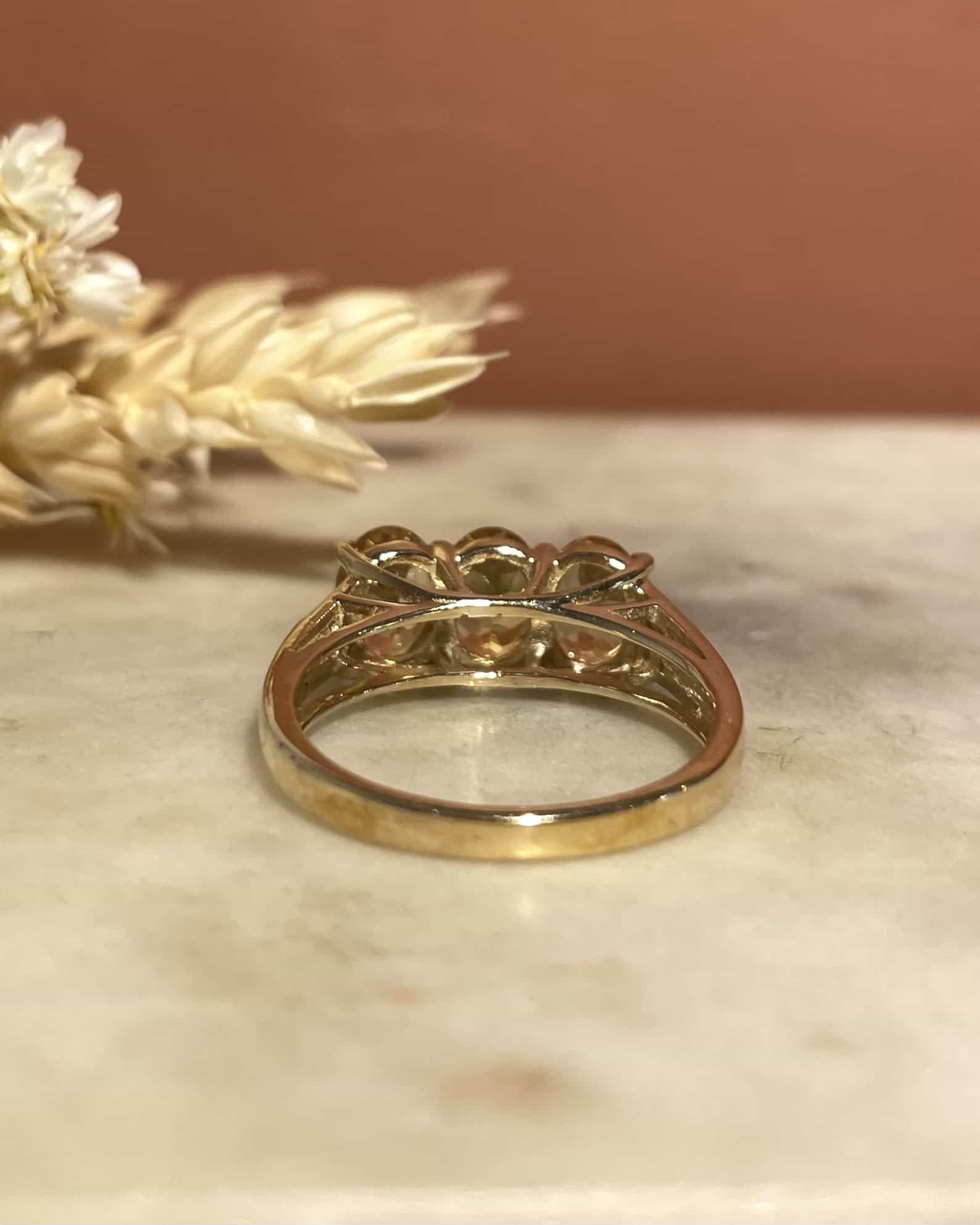 Anillo "Jocelynne" con trilogía de topacio amarillo y diamantes de 3 quilates