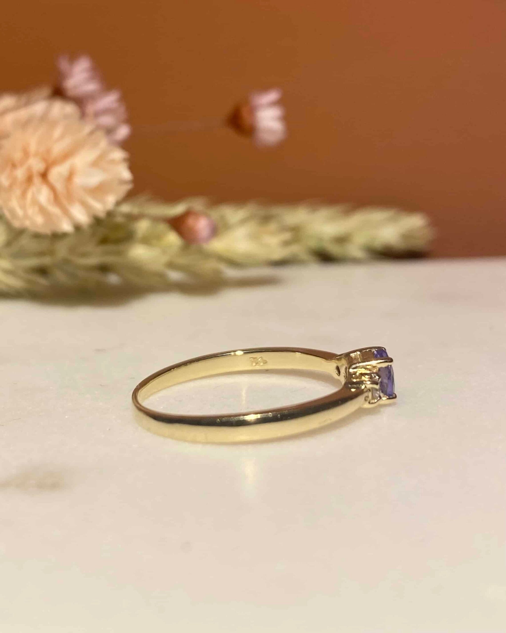 Anillo "Kaylee" de trilogía de tanzanita y diamantes de 0,45 quilates