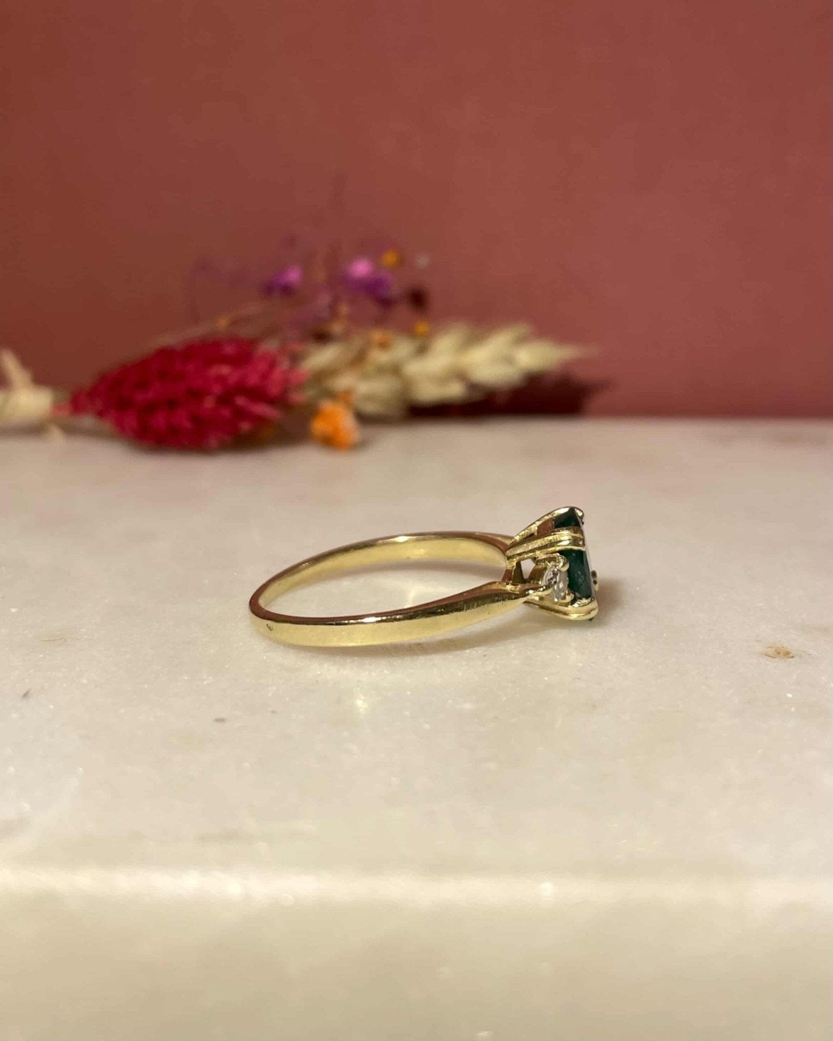 Bague Trilogie Émeraude 0.70 carat & Diamants "Oliviana" - Elliade Paris