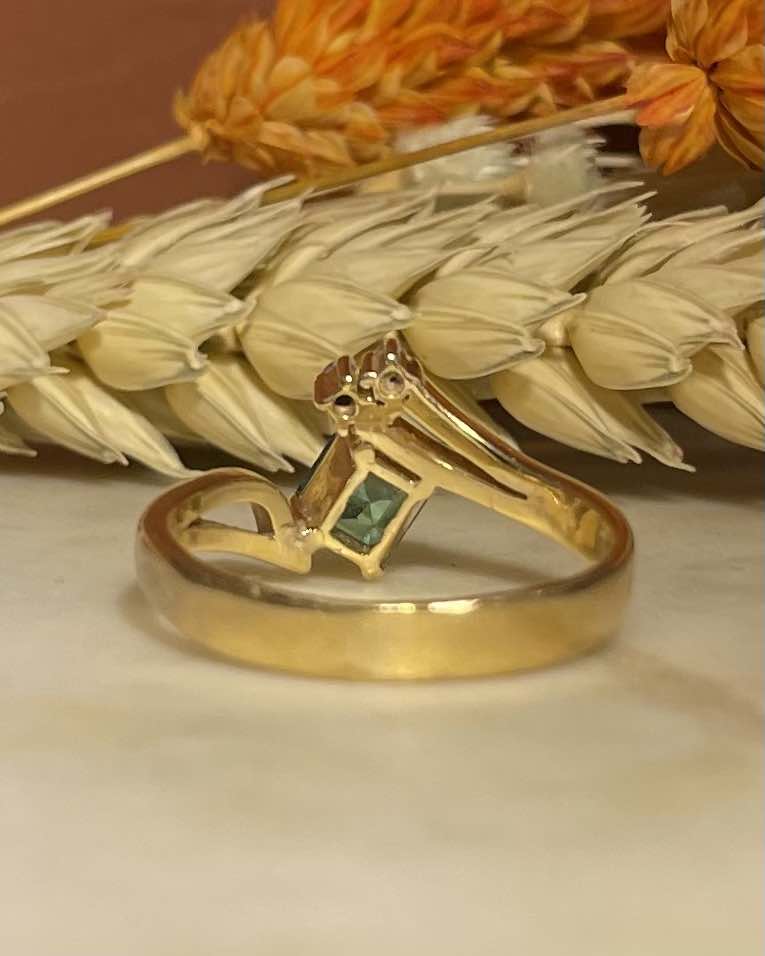 Bague trilogie émeraude 0.80 carat et diamants "Ava" - Elliade Paris