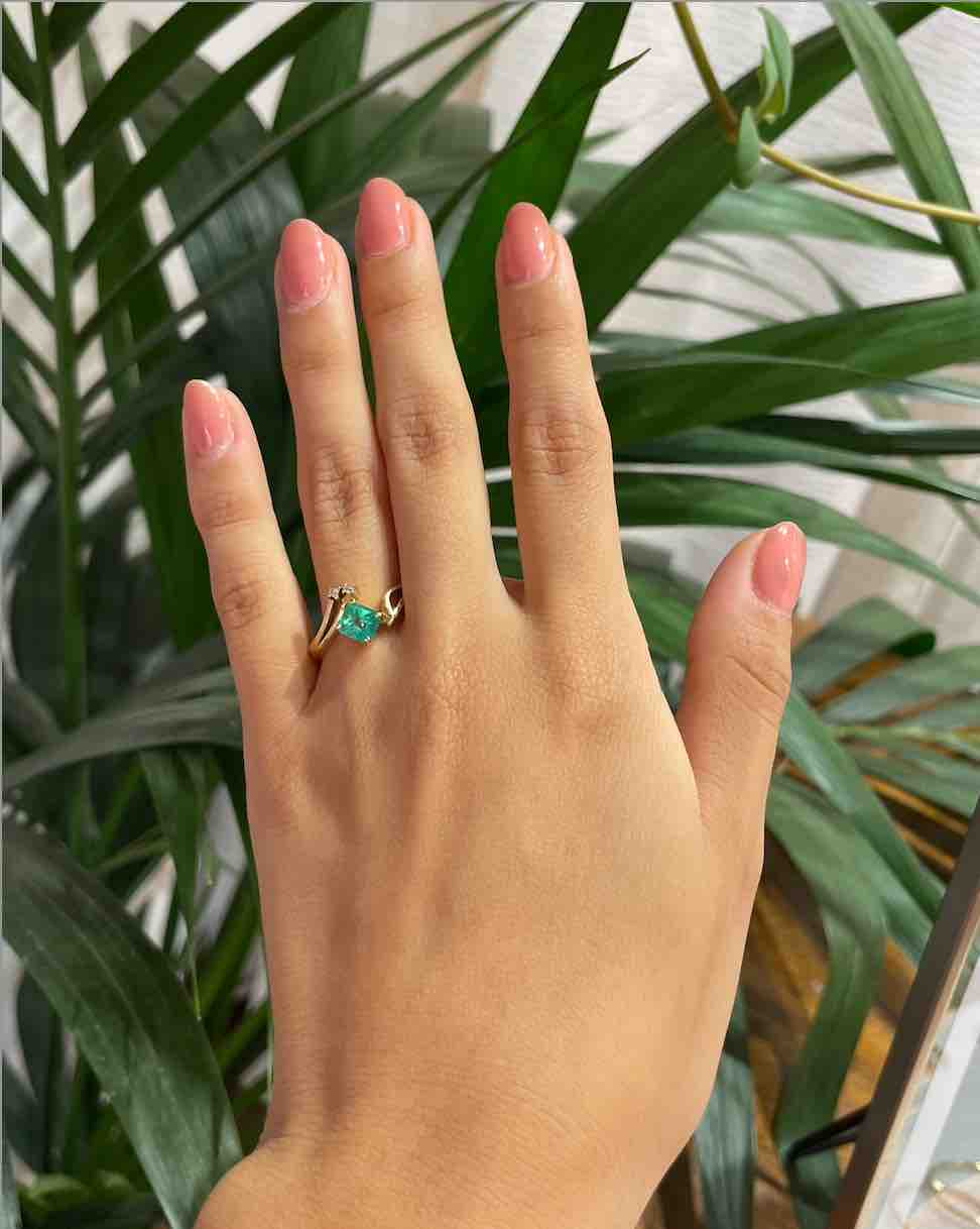 Bague trilogie émeraude 0.80 carat et diamants "Ava" - Elliade Paris