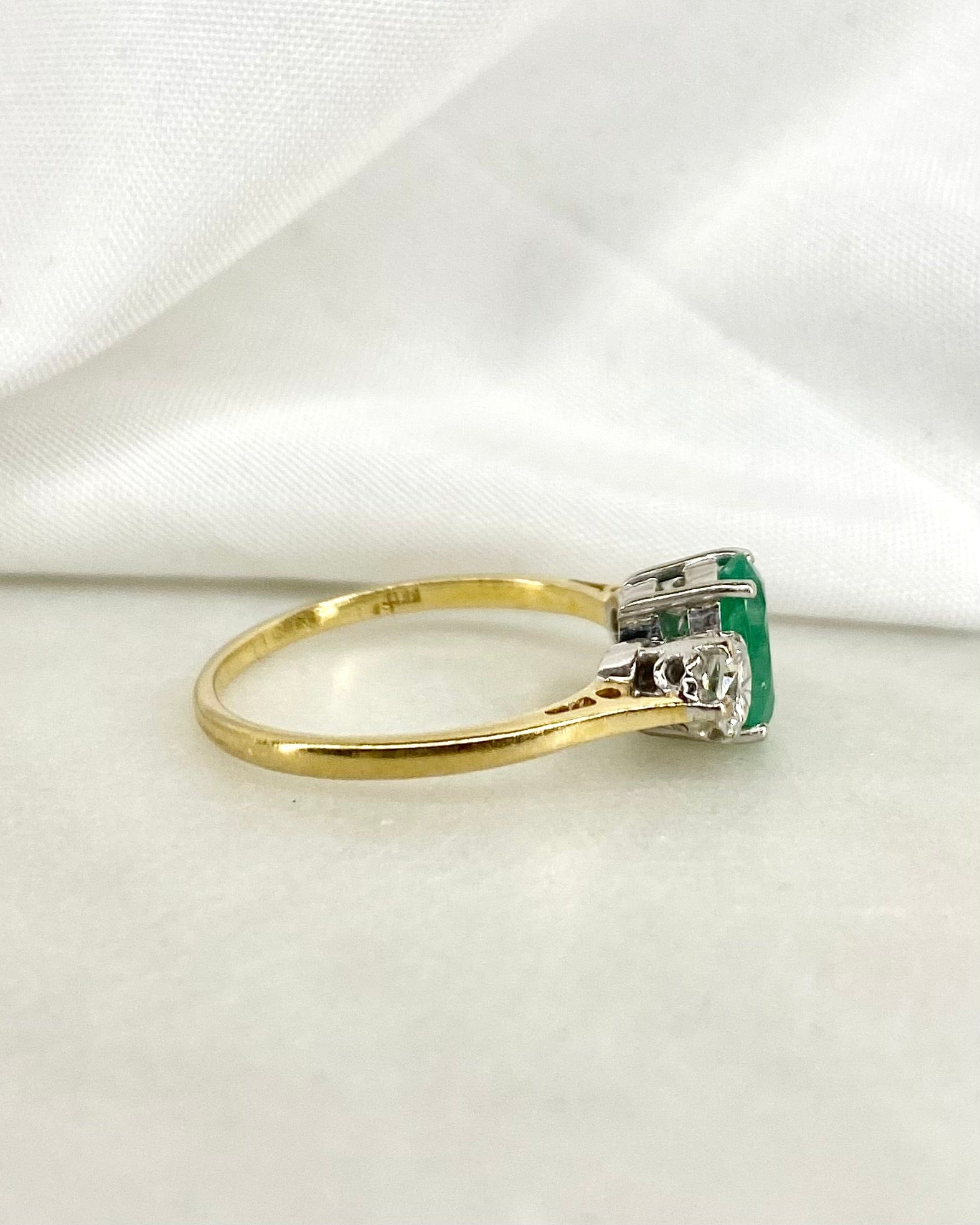 Bague Trilogie Émeraude 0.84 carat & Diamants 0.30 carat "Ivy" - Elliade Paris