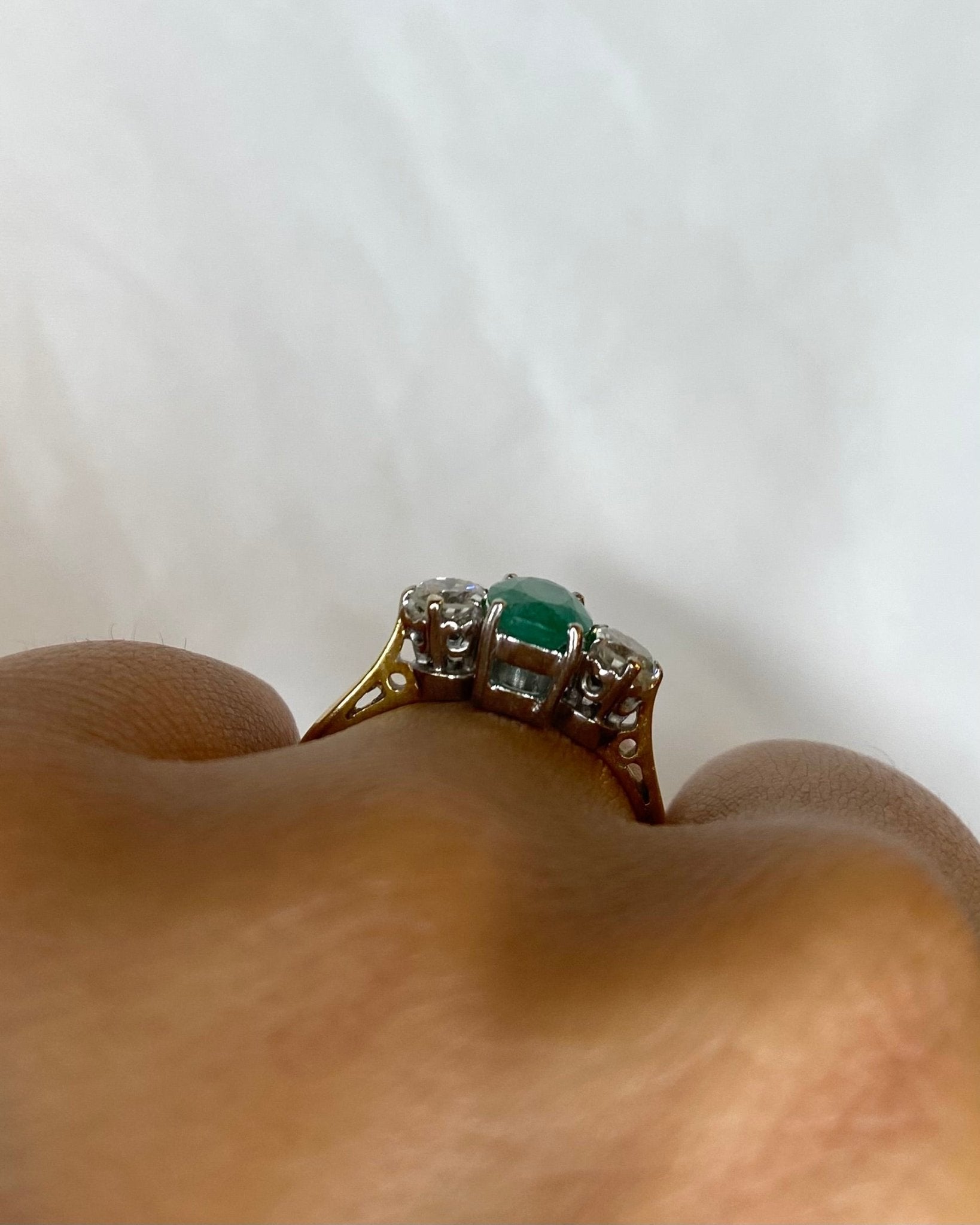 Bague Trilogie Émeraude 0.84 carat & Diamants 0.30 carat "Ivy" - Elliade Paris