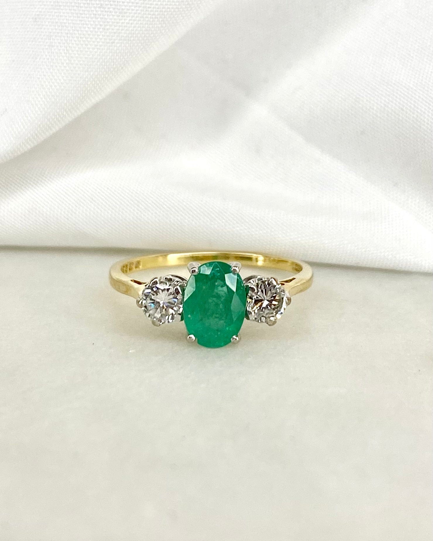 Bague Trilogie Émeraude 0.84 carat & Diamants 0.30 carat "Ivy" - Elliade Paris