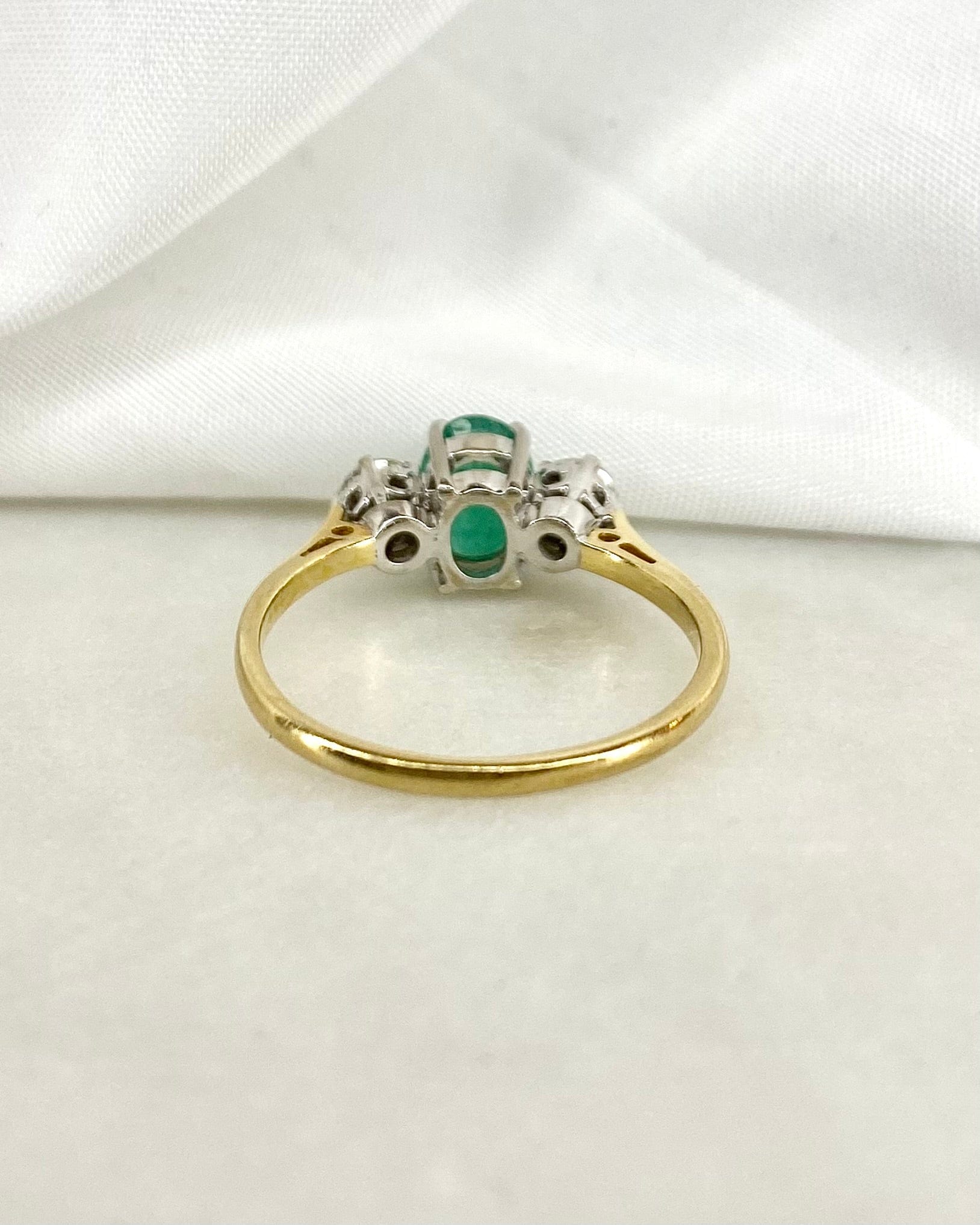 Bague Trilogie Émeraude 0.84 carat & Diamants 0.30 carat "Ivy" - Elliade Paris