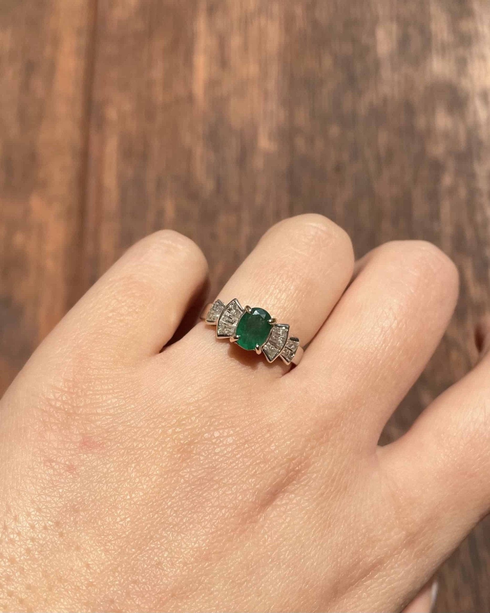 Bague Trilogie Emeraude 0.85 carat & Diamants Baguette "Svetlana" - Elliade Paris
