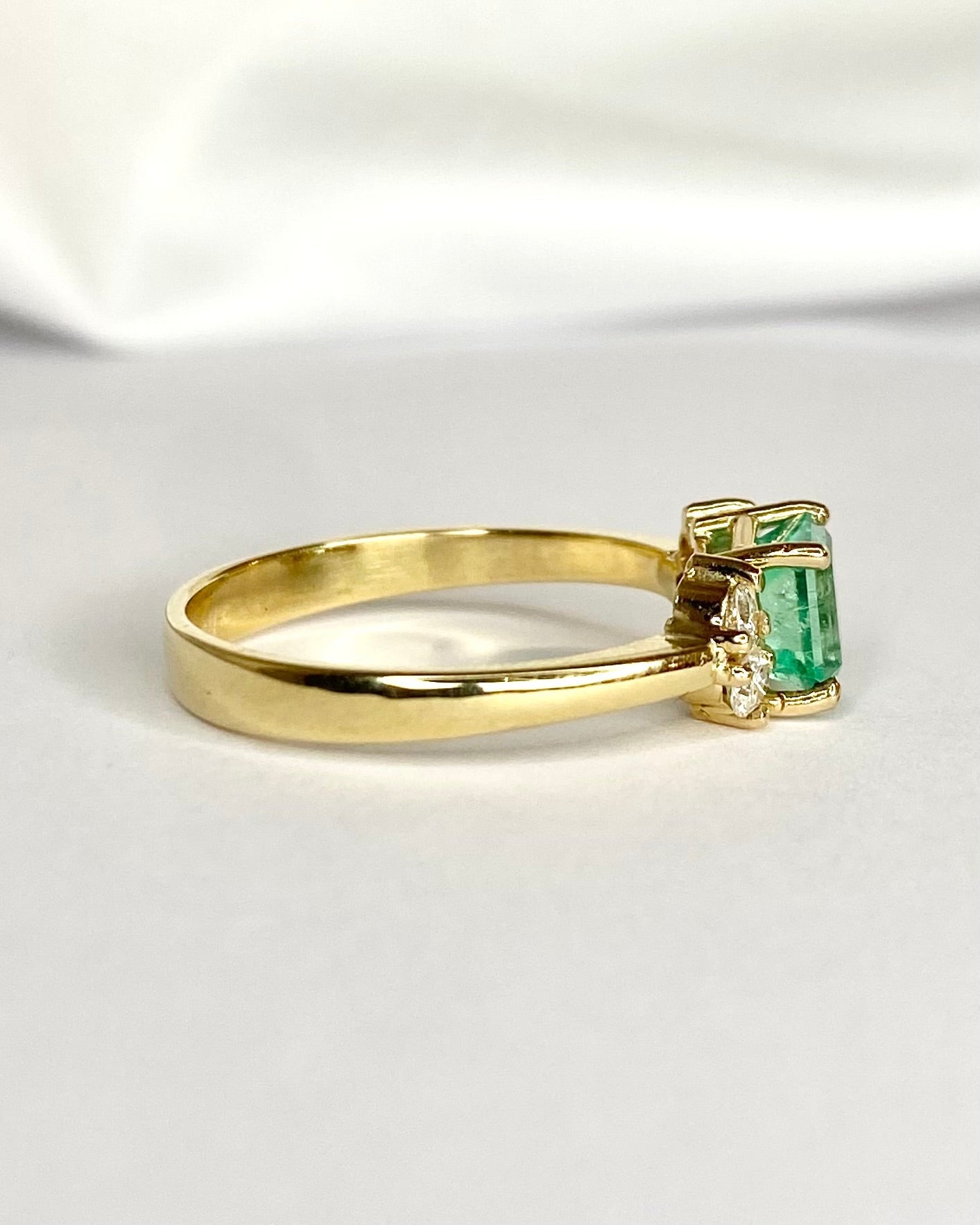 Bague Trilogie Émeraude 1.10 carat & Diamants 0.20 carat "Cybille" - Elliade Paris
