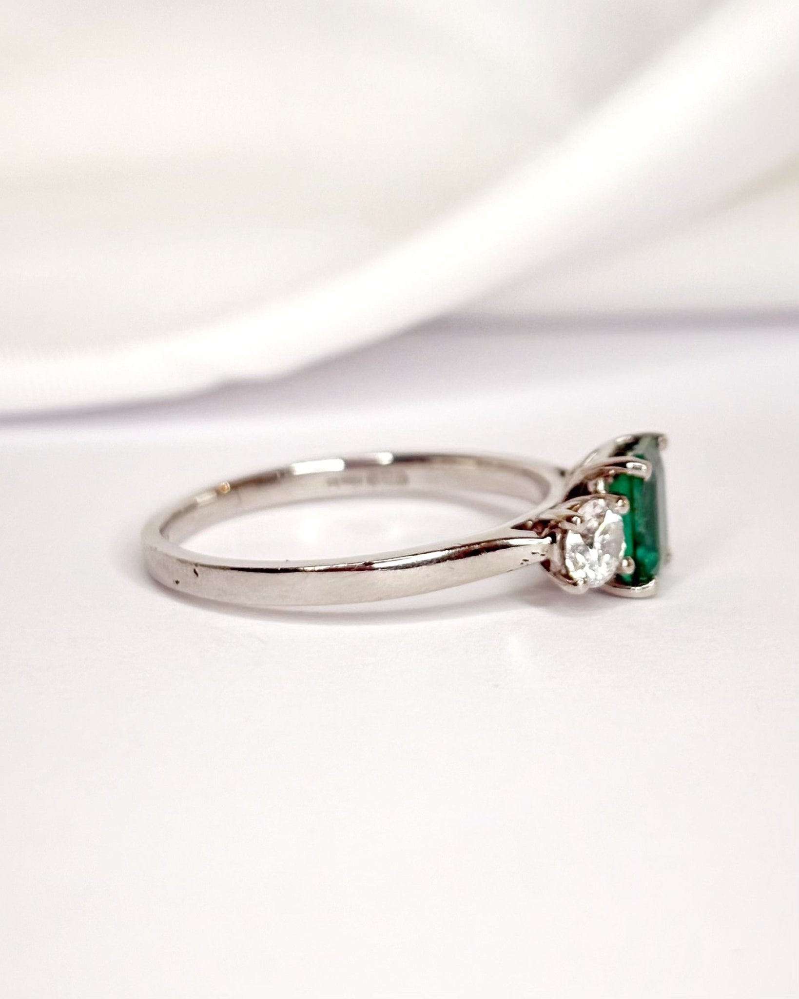 Bague Trilogie Émeraude 1.10 carat & Diamants 0.60 carat "Billy" - Elliade Paris
