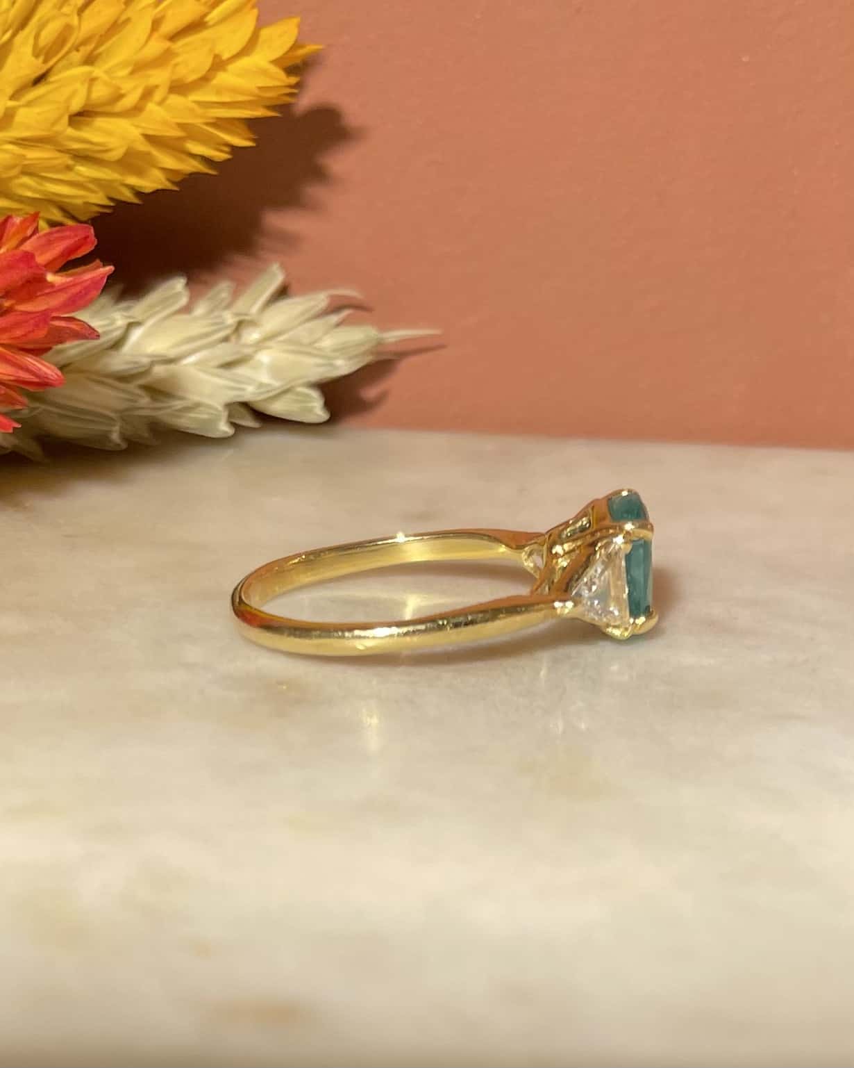 Bague Trilogie Émeraude 1.20 carat et Diamants "Harmonie" - Elliade Paris