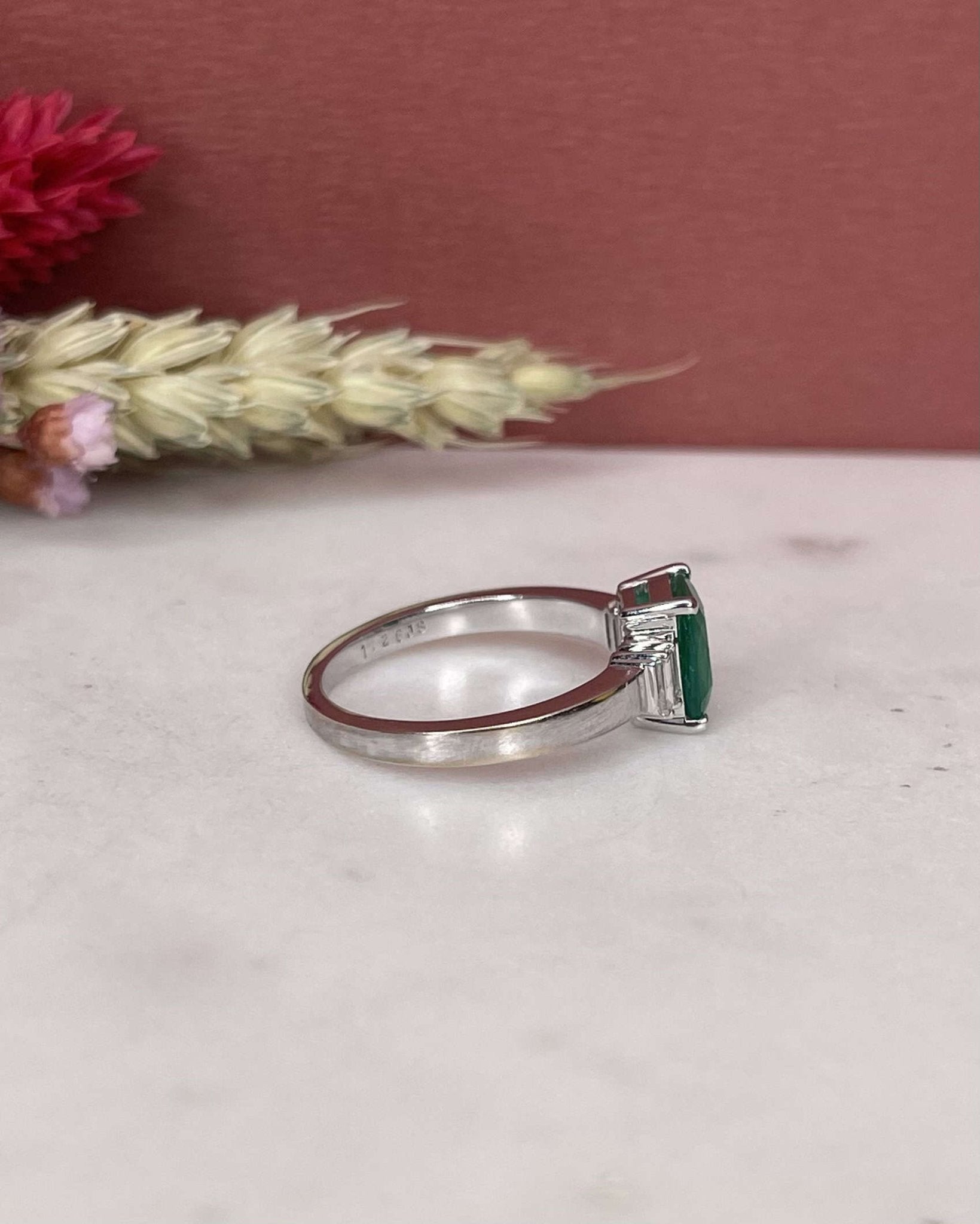 Bague Trilogie Émeraude 1.26 carat & Diamants Baguette "Marion" - Elliade Paris