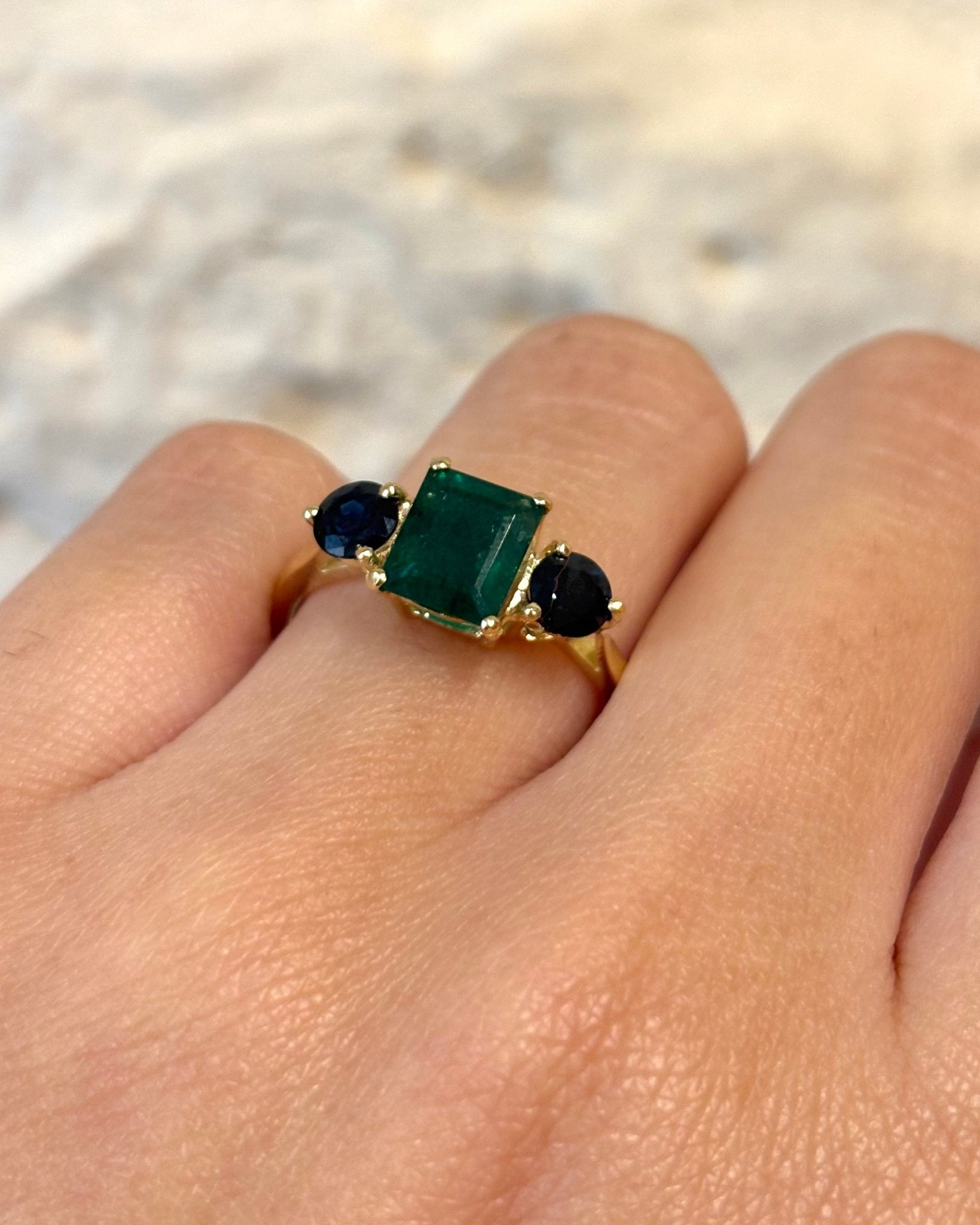 Bague Trilogie Émeraude 1.27 carat & Saphirs 0.80 carat "Nola" - Elliade Paris