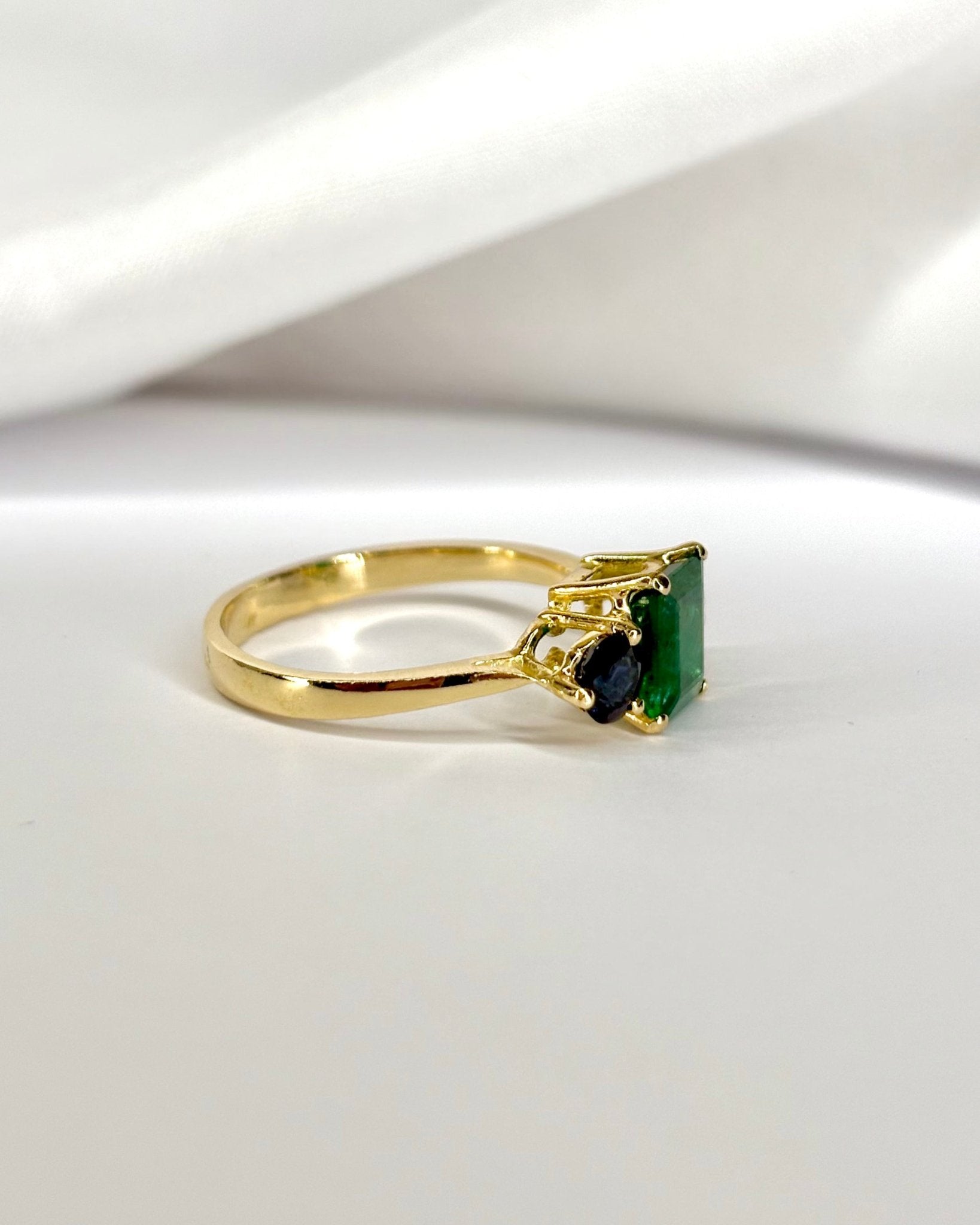 Bague Trilogie Émeraude 1.27 carat & Saphirs 0.80 carat "Nola" - Elliade Paris