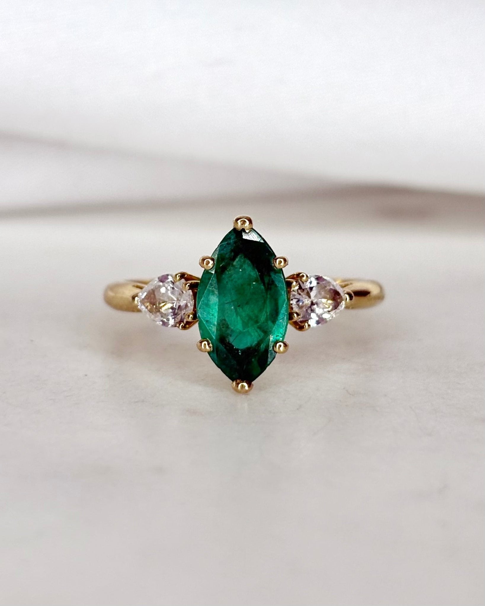 Bague Trilogie Émeraude 1.30 carat Marquise & Diamants Poire "Emeline" - Elliade Paris