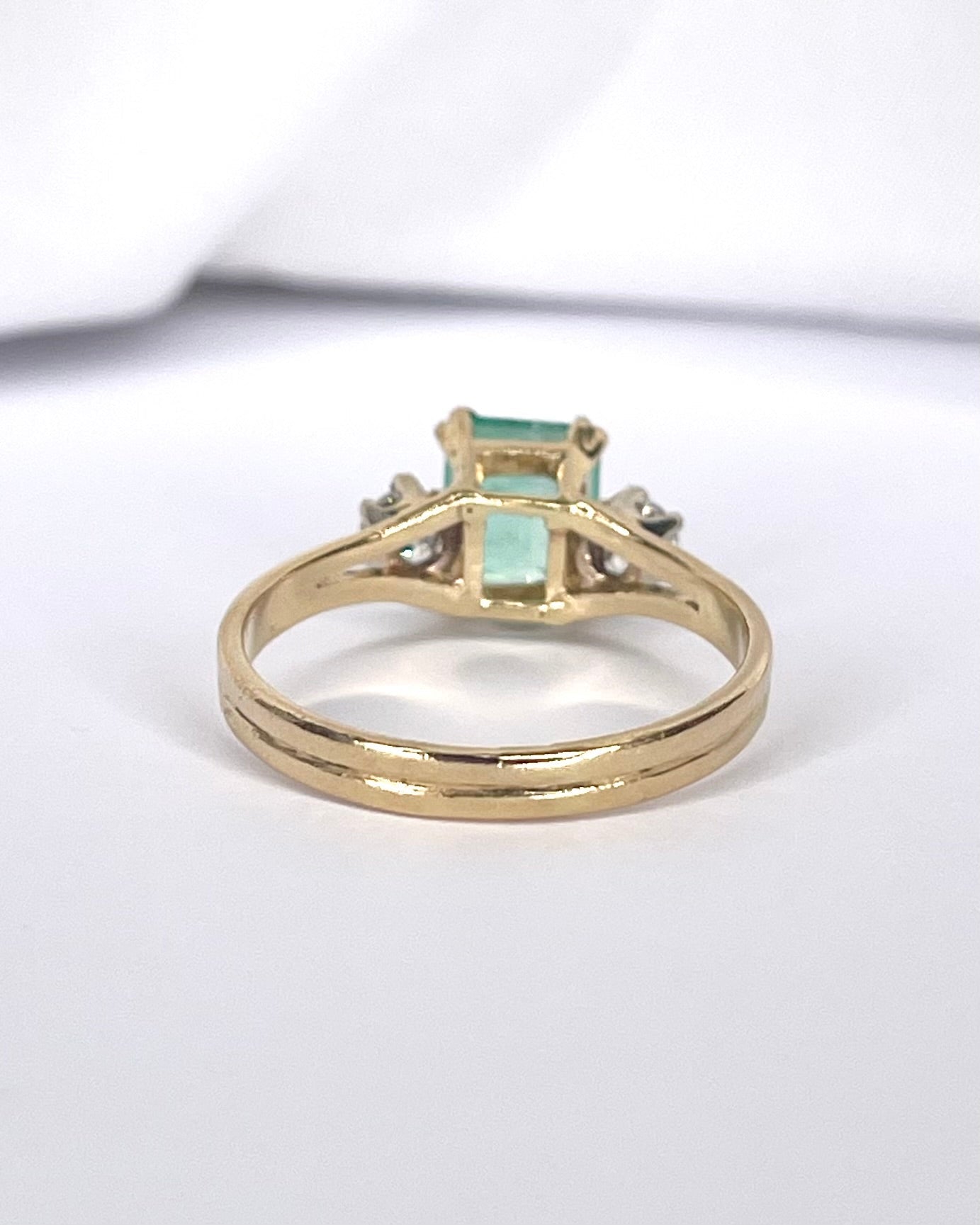 Bague Trilogie Émeraude 1.60 carat & Diamants 0.40 carat "Charline" - Elliade Paris