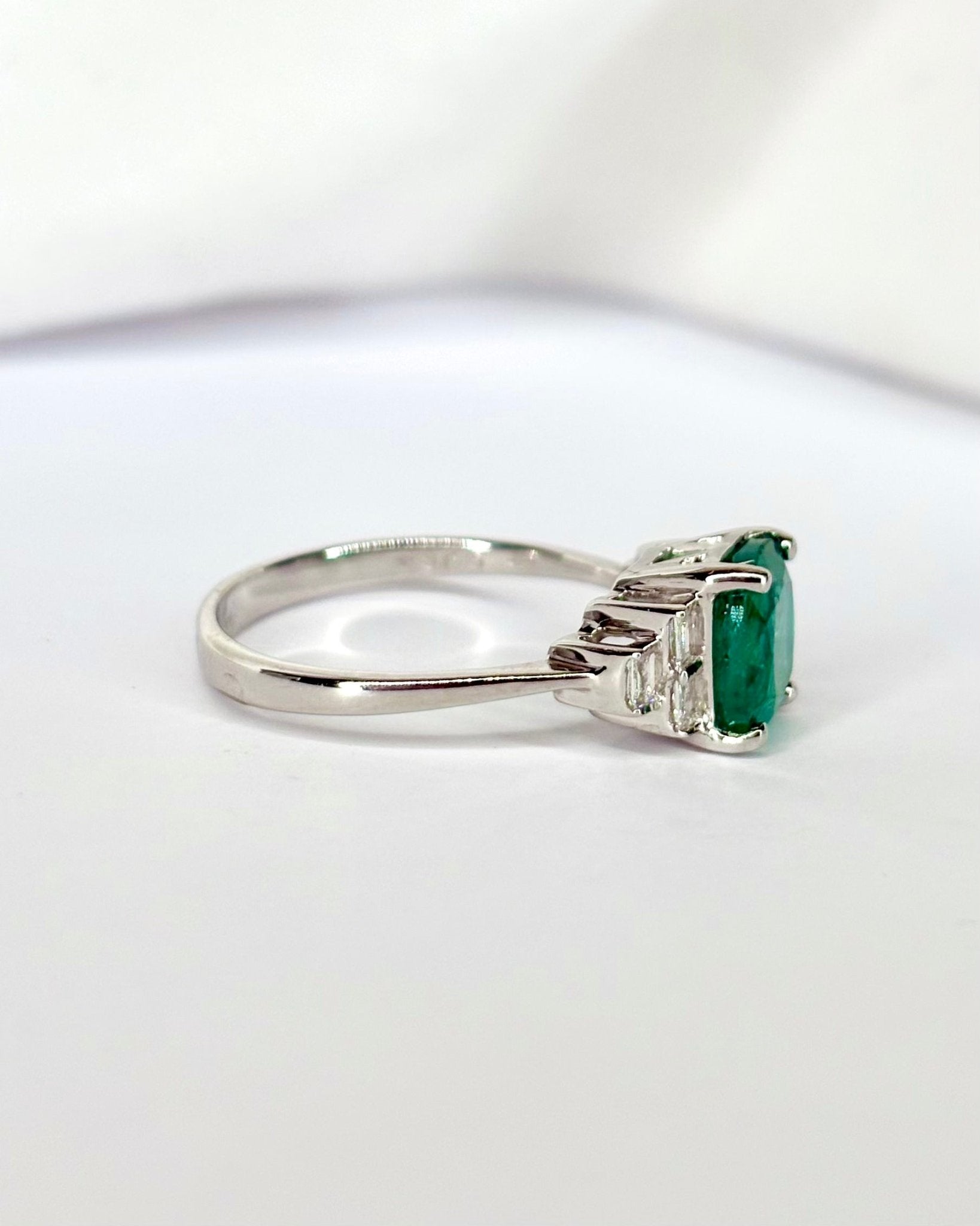 Bague Trilogie Émeraude 1.60 carat & Diamants "Théa" - Elliade Paris