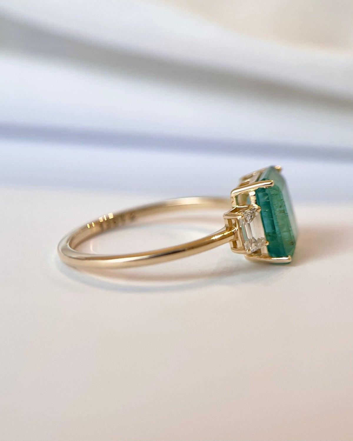 Bague Trilogie Émeraude 1.90 carat & Diamants 0.40 carat "Ophélie" - Elliade Paris