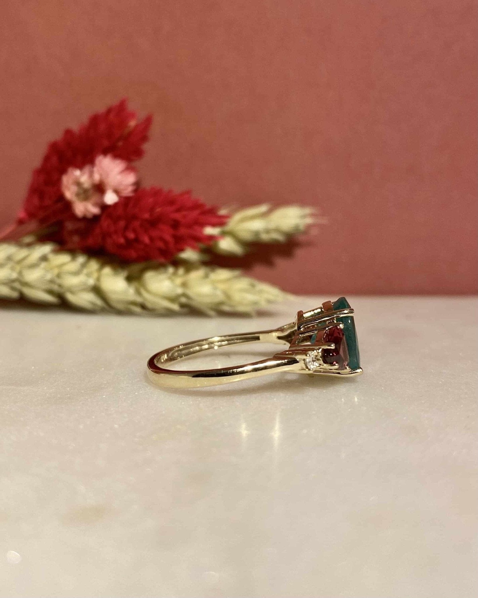 Bague Trilogie Émeraude 1.90 carat, Grenats & Diamants "Gaby" - Elliade Paris