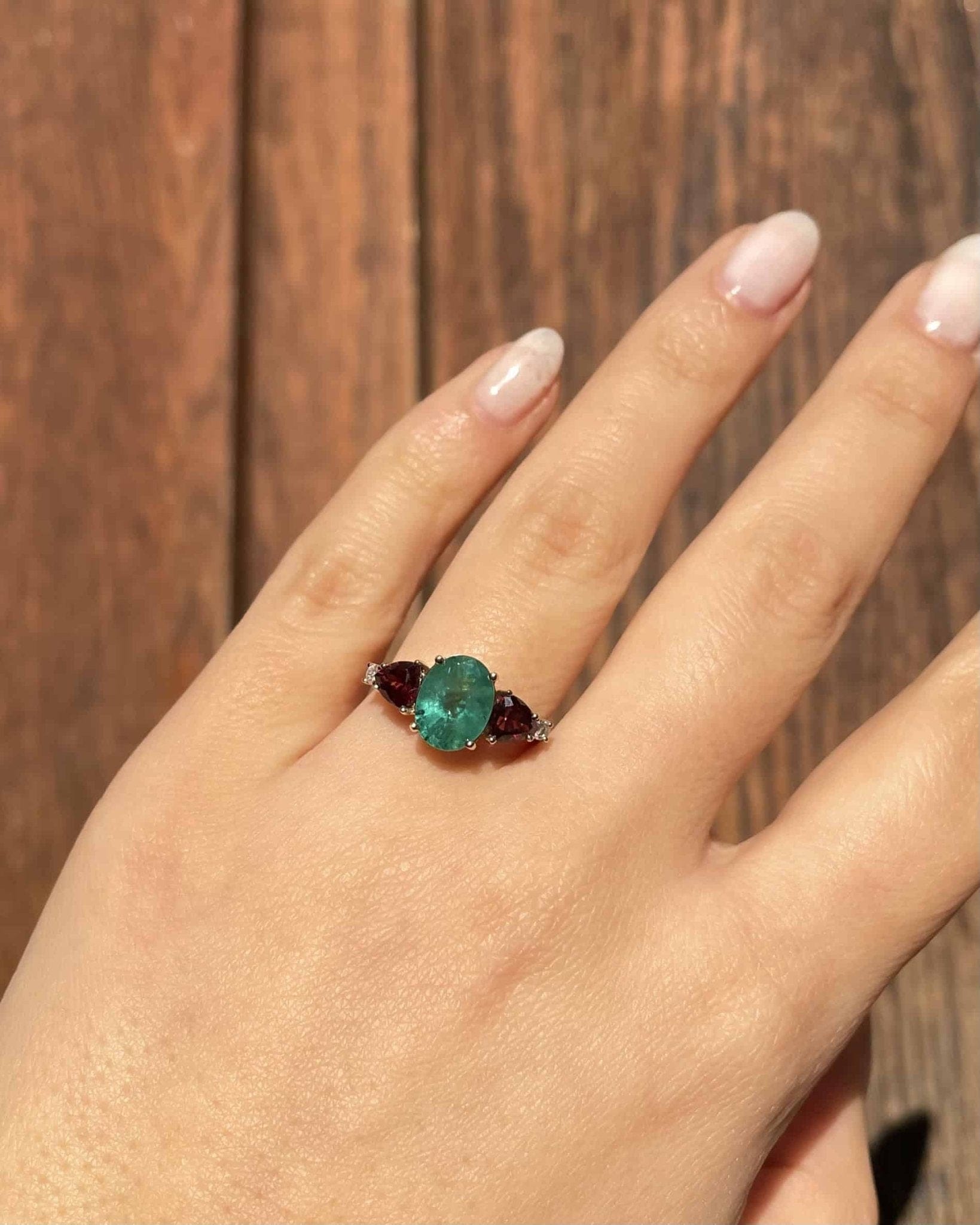 Bague Trilogie Émeraude 1.90 carat, Grenats & Diamants "Gaby" - Elliade Paris