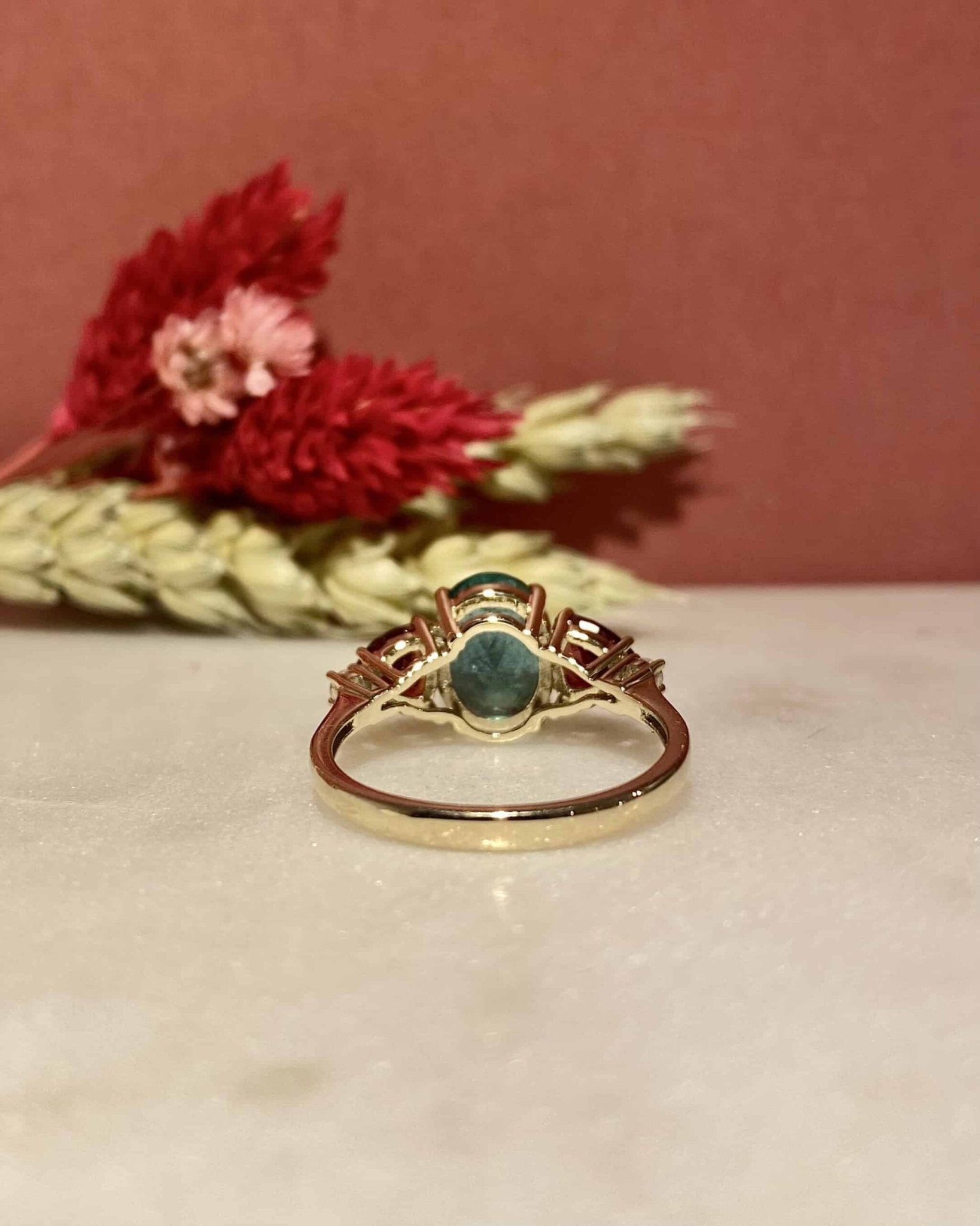 Bague Trilogie Émeraude 1.90 carat, Grenats & Diamants "Gaby" - Elliade Paris