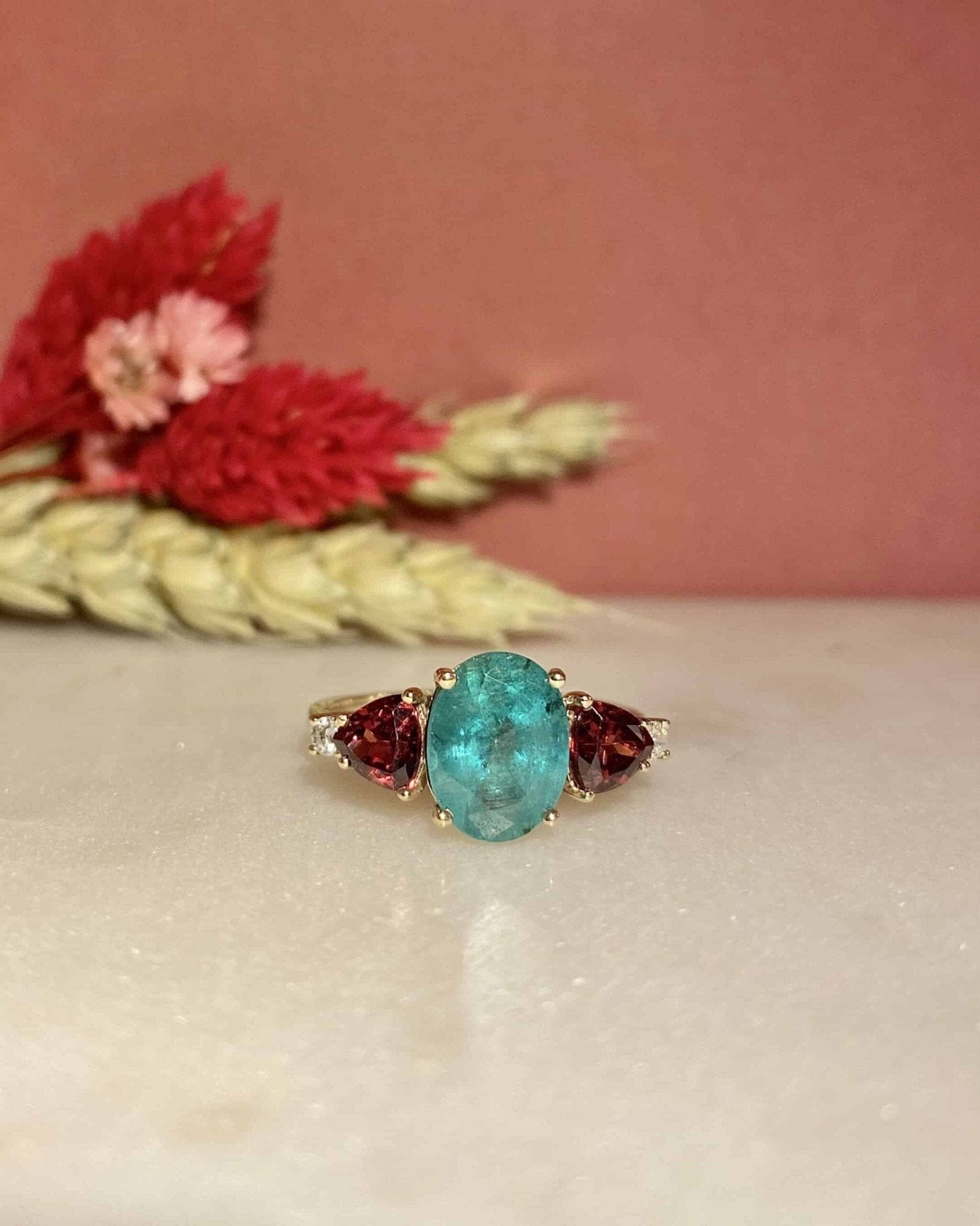 Bague Trilogie Émeraude 1.90 carat, Grenats & Diamants "Gaby" - Elliade Paris