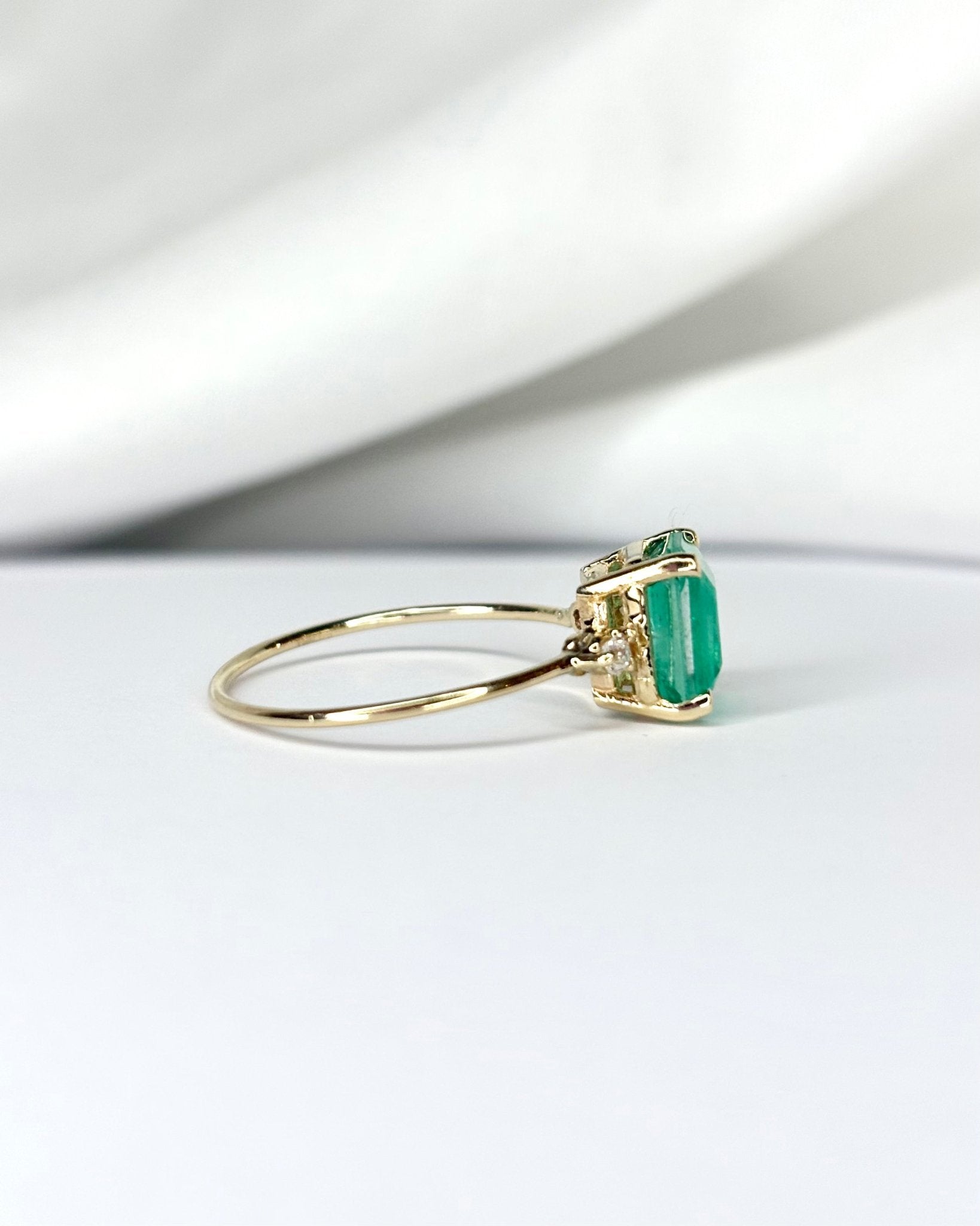 Bague Trilogie Émeraude 2.20 carats & 2 Diamants "Solis" - Elliade Paris