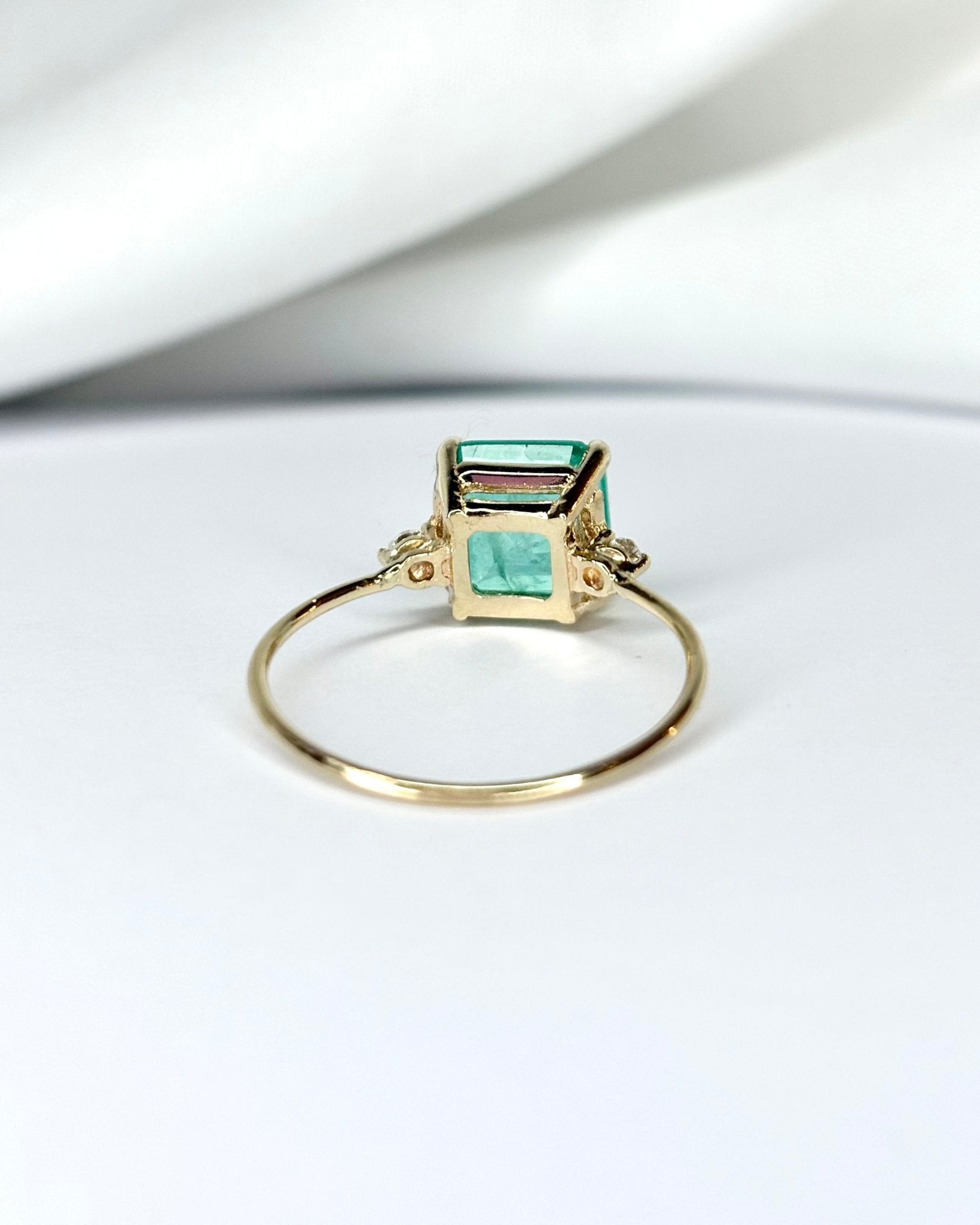 Bague Trilogie Émeraude 2.20 carats & 2 Diamants "Solis" - Elliade Paris
