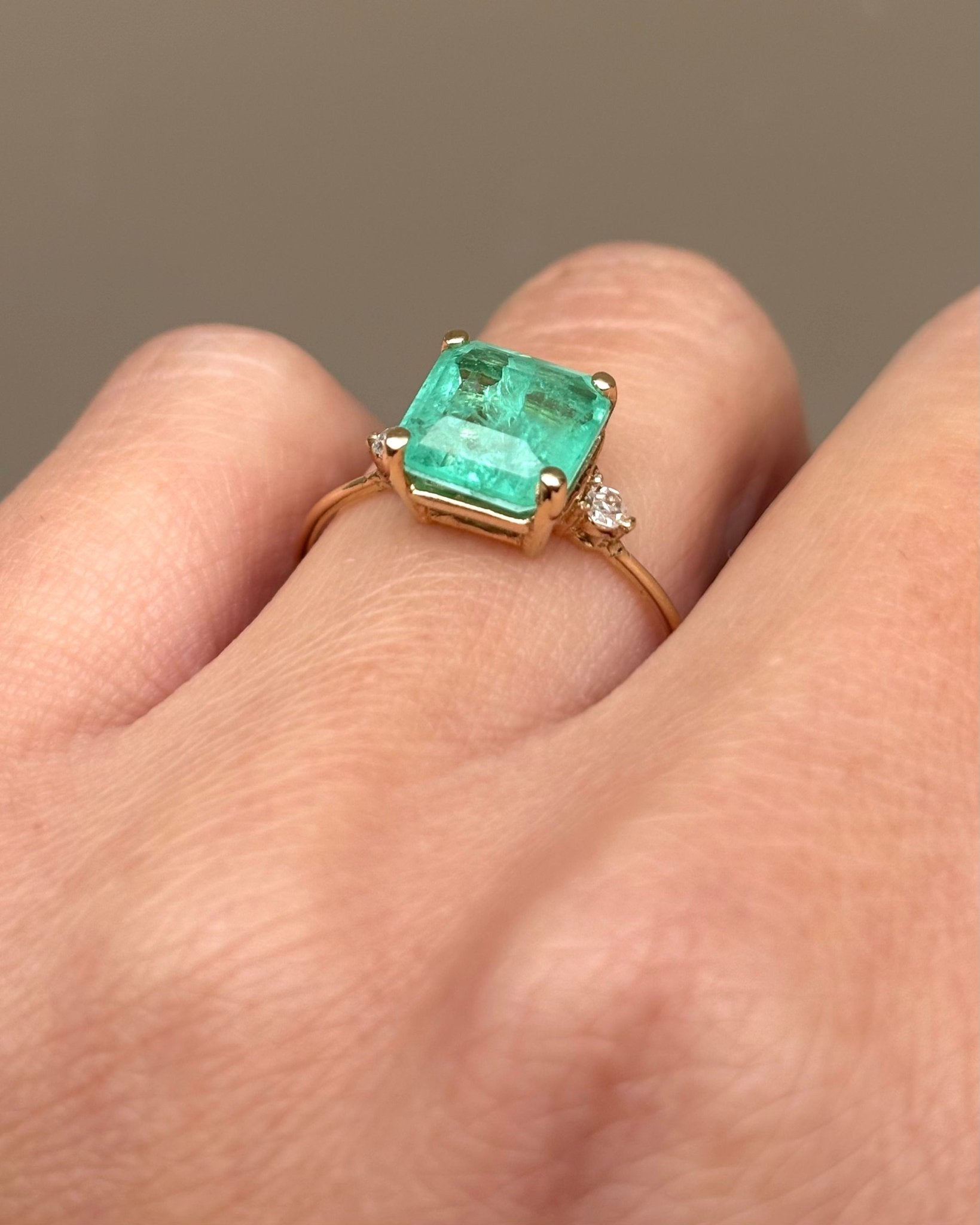 Bague Trilogie Émeraude 2.20 carats & 2 Diamants "Solis" - Elliade Paris