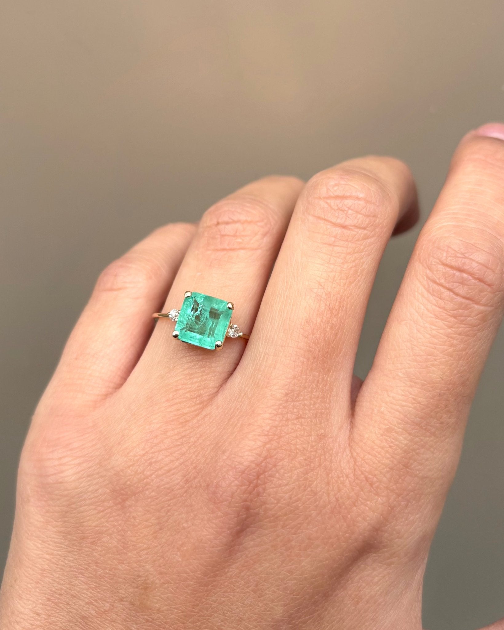 Bague Trilogie Émeraude 2.20 carats & 2 Diamants "Solis" - Elliade Paris