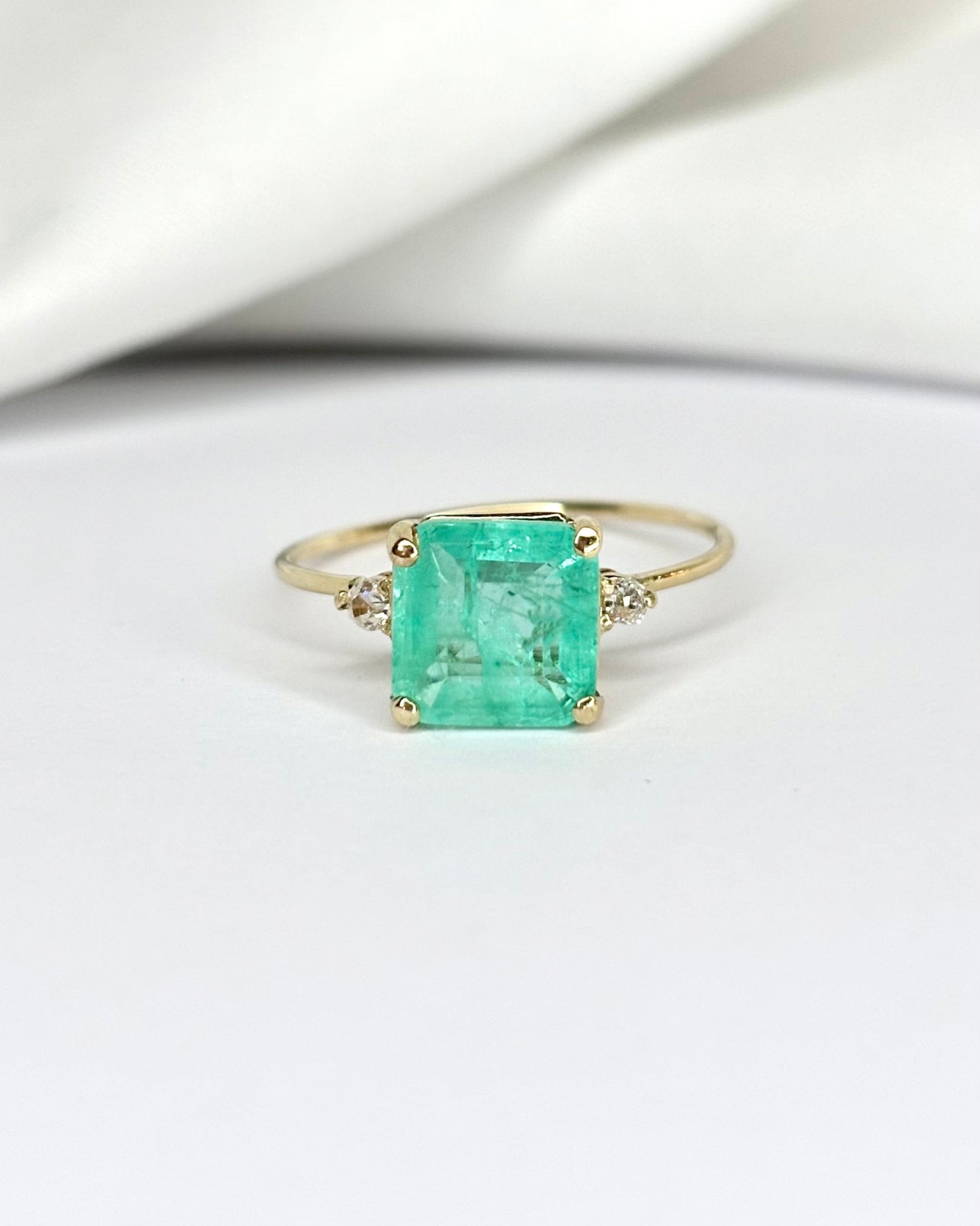 Bague Trilogie Émeraude 2.20 carats & 2 Diamants "Solis" - Elliade Paris